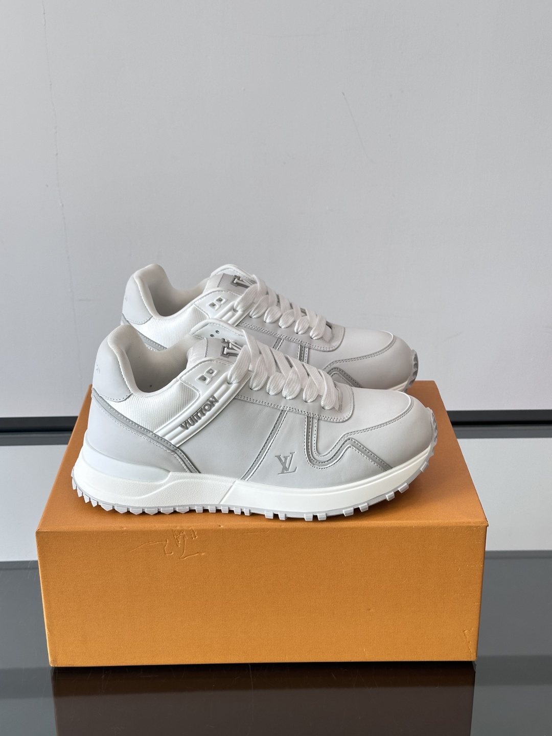 NO:358624,# The new donkey brand fat ding sneakers debuted in the early autumn 2025 series, continuing the iconic design of Run Away sneakers in a large version. The smooth ox leather upper is integrated with contrasting LV letters and Vuitton logo, and the light rubber wedge outsole invokes the running shoe configuration. Cowhide leather/fabric laces Louis Vuitton elements, rubber outsole embellishes Louis Vuitton logo Size39-45,,louis vuitton,louis vuitton,louis vuitton,sneakers,cowhide19860909# 驴牌新款胖丁运动鞋初次亮相于2025早秋系列,以大号版本延续 Run Away 运动鞋的标志性设计.光滑牛革鞋面融入撞色 LV 字母和 Vuitton 标识,轻盈橡胶坡跟外底援引跑鞋构型.牛皮革／织物 鞋带路易威登元素,橡胶外底点缀路易威登标识 Size39-45,,louis vuitton,louis vuitton,louis vuitton,sneakers,cowhide,Men's shoes