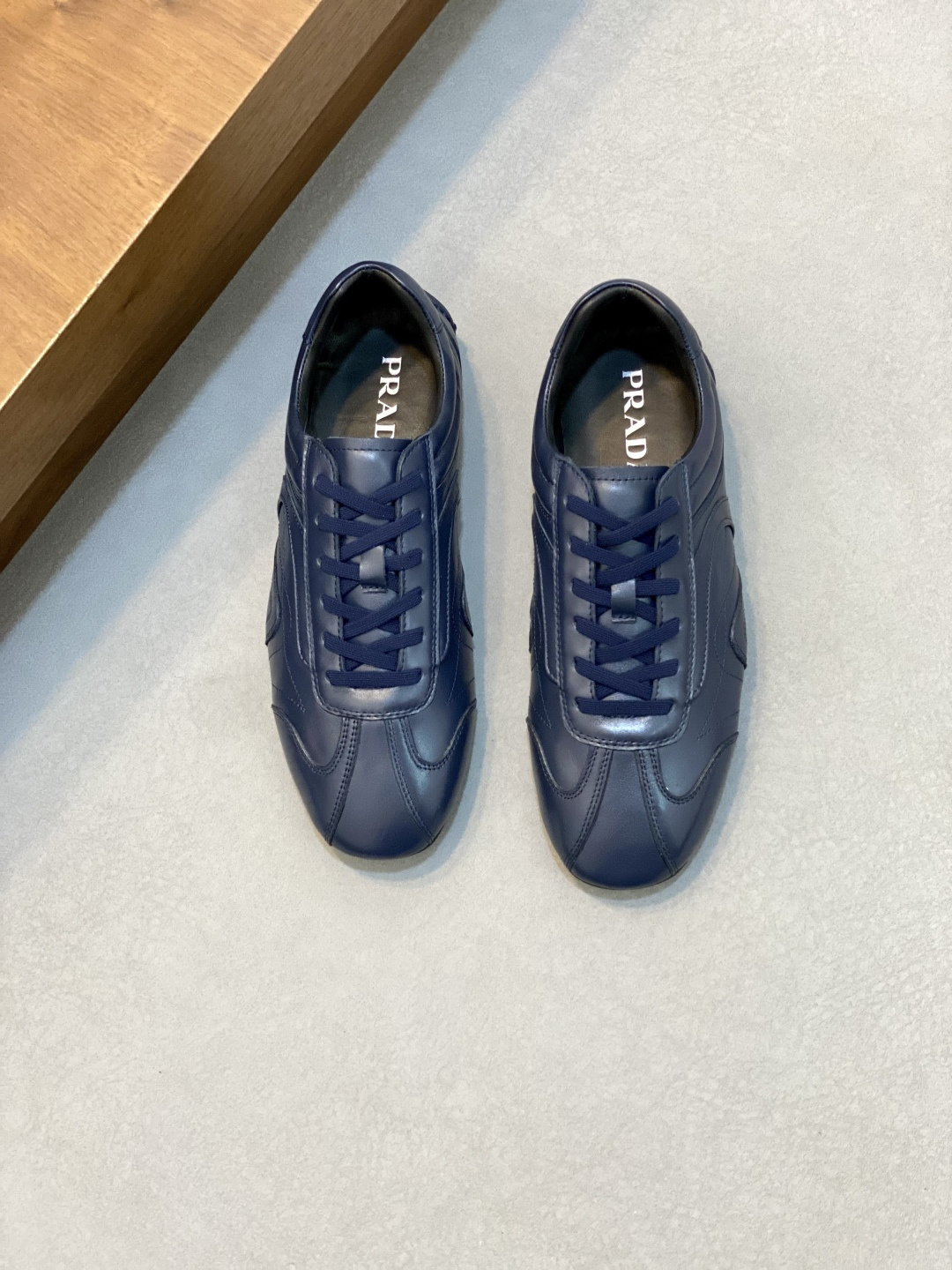 NO:341365,Prada/Prada Men's Leather Casual Sports Shoes, Dongguan's products are very popular!  It uses imported calfskin spliced ​​upper, three-dimensional geometric segmentation, precision-made, even stitching, unobstructed leather texture, multi-color splicing, fashionable and generous, soft, comfortable and breathable, with PRADA letter logo on the outside, classic letter logo on the tongue, fabric lifting shoes on the heel, P home classic sneaker style, matched with fabric inner, silver-silver logo cowhide feet pads, P home exclusive rubber sole, fine work, and versatile travel products!  With original box packaging dust bag!  Multi-color options!  Size 39-40-41-42-43-44 Standard leather shoe size (38, 45 customized), Prada, prada, prada, sneakers, cowhide19860909Prada/普拉达 男士皮革休闲运动鞋 莞产猛货！采用进口小牛皮拼接鞋面,立体几何分割,精工制造,缝线均匀,皮质质感一览无余,多色拼接,时尚大方,柔软舒适透气,外侧饰有PRADA字母徽标, 鞋舌饰有经典字母logo,后跟饰有织物提鞋绊,P家经典运动鞋型,搭配织物内里,烫银logo牛皮脚垫,搭配P家专属橡胶大底,细节精工细作,出行百搭佳品！配原盒包装防尘袋！多色可选！ 尺码39-40-41-42-43-44 标准皮鞋码（38、45订做）,普拉达,prada,prada,sneakers,cowhide,Men's shoes