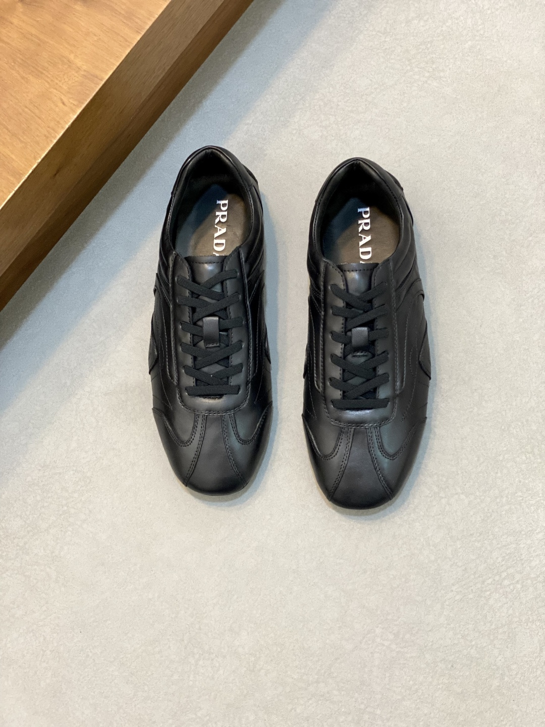 NO:345023,Prada/Prada Men's Leather Casual Sports Shoes, Dongguan's products are very popular!  It uses imported calfskin spliced ​​upper, three-dimensional geometric segmentation, precision-made, even stitching, unobstructed leather texture, multi-color splicing, fashionable and generous, soft, comfortable and breathable, with PRADA letter logo on the outside, classic letter logo on the tongue, fabric lifting shoes on the heel, P home classic sneaker style, matched with fabric inner, silver-silver logo cowhide feet pads, P home exclusive rubber sole, fine work, and versatile travel products!  With original box packaging dust bag!  Multi-color options!  Size 39-40-41-42-43-44 Standard leather shoe size (38, 45 customized), prada, prada, sneakers, cowhide19860909Prada/普拉达 男士皮革休闲运动鞋 莞产猛货！采用进口小牛皮拼接鞋面,立体几何分割,精工制造,缝线均匀,皮质质感一览无余,多色拼接,时尚大方,柔软舒适透气,外侧饰有PRADA字母徽标, 鞋舌饰有经典字母logo,后跟饰有织物提鞋绊,P家经典运动鞋型,搭配织物内里,烫银logo牛皮脚垫,搭配P家专属橡胶大底,细节精工细作,出行百搭佳品！配原盒包装防尘袋！多色可选！ 尺码39-40-41-42-43-44 标准皮鞋码（38、45订做）,,prada,prada,sneakers,cowhide,Men's shoes
