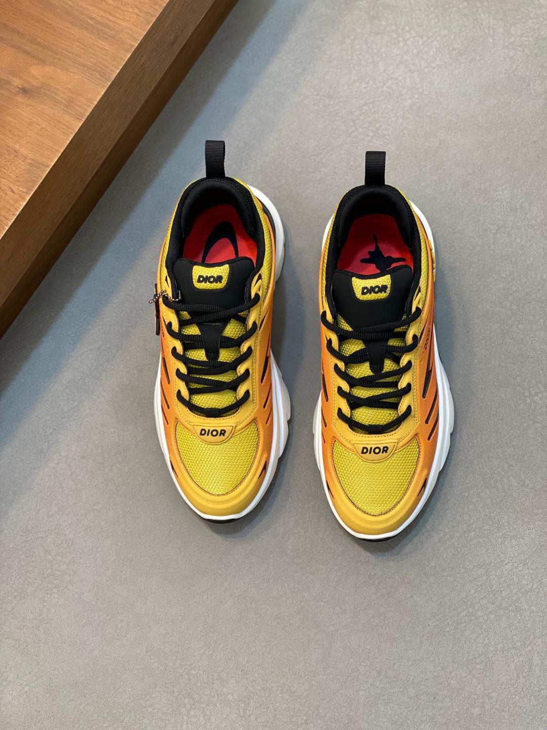 NO:347077,【Dior Dior】Size 39-45 (45 customized) Dior Dior | New Product The latest hot Chrono series thick-soled mesh color-blocked running shoes dad shoes casual sneakers series Original purchase and development This Dior Chrono sneakers are made of white and black mesh fabrics with leather effect inserts, CD logos on both sides, star patches on the tongue and Dior logo on the heel, and many details show the style. Two-color shoelaces, light soles and star decoration, can create a casual look all year round, complementing various casual or elegant items. The upper is imported from the top layer cowhide + mesh, the inner lining is original customized breathable inner lining, the original open sole Tpr ultra-light and soft sole, dior, dior, sneakers, cowhide19860909【 Dior迪奥】码数男39-45（45订做)  Dior迪奥 | 新品 专柜最新爆款Chrono系列厚底网面拼色跑鞋老爹鞋休闲运动鞋系列 原版购入开发做货这DiorChrono运动鞋采用白色和黑色网眼织物搭配皮革效果镶片,两侧的CD标志、鞋舌上的星星补丁和鞋跟的 Dior 标志,诸多细节彰显格调.双色鞋带,轻盈鞋底搭配星星装饰,可全年打造休闲造型,与各式休闲或优雅单品相得益彰. 鞋面原版进口头层牛皮+网面 内里原版定制透气内里 大底原版开模Tpr超轻超软大底,,dior,dior,sneakers,cowhide,Men's shoes