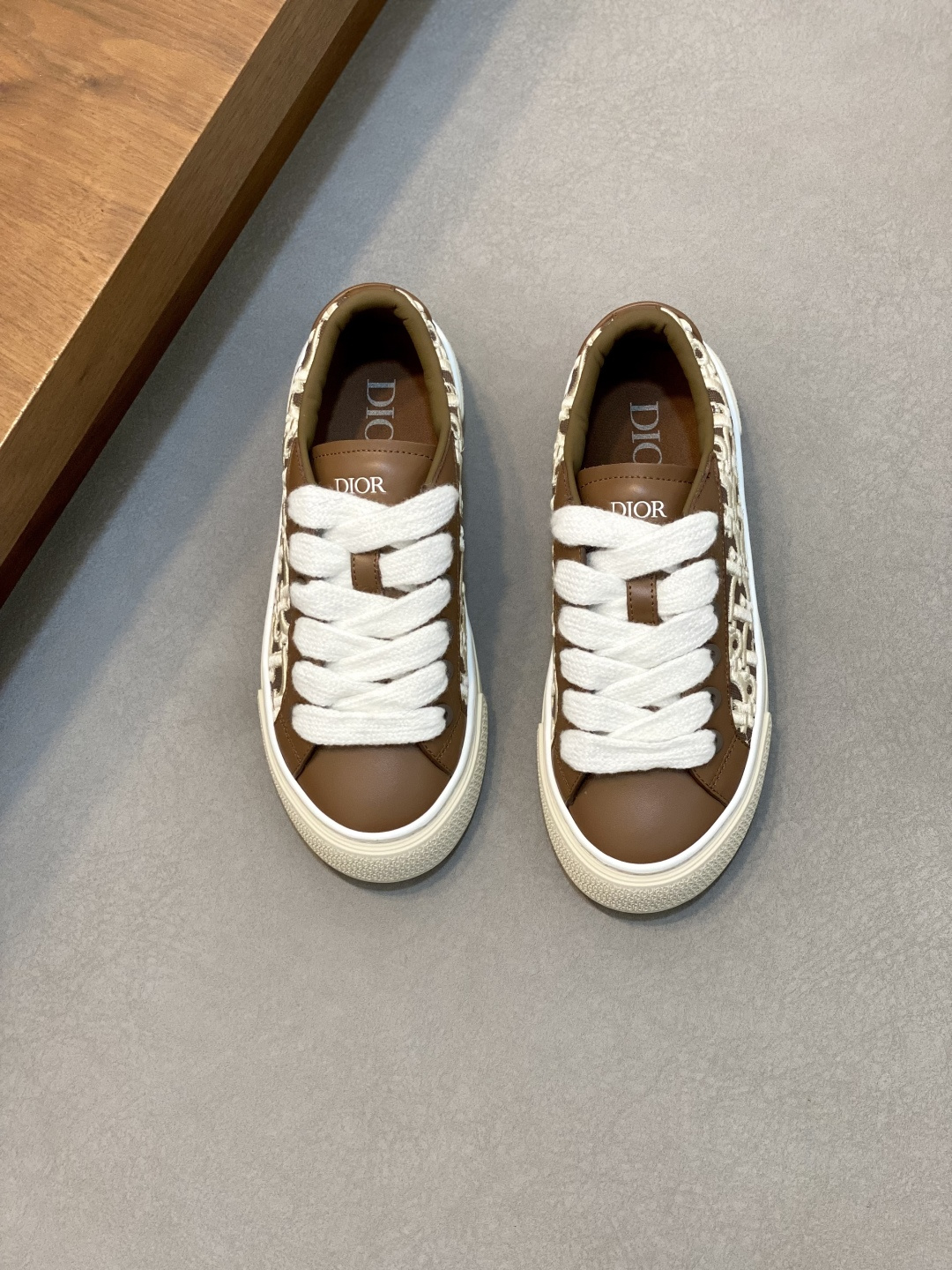 NO:347062,Dior x Denim's latest collaboration model for Tears B33 series casual sneakers skateboard shoes original purchase and development Make this B33 sneakers are a new product for fall 2023. They reinterpret classic tennis shoes, and the stylish silhouette highlights the thick feeling. They are carefully crafted from navy blue and white jacquard fabrics, decorated with Oblique prints, suede inserts, and a unique padded tongue with Dior embossed logo, paired with navy blue mohair wide laces and matte tone finish brass eyelets. White Dior Oblique patterned rubber sole, and the back is decorated with a contrasting Dior 30 Avenue Montaigne logo to enhance the style. It can add a stylish temperament to the casual look. The delivery counter is exquisitely packaged  Original custom fabric Oblique presbyopia + cowhide Inner lining original custom sheepskin + breathable mesh original sole open mold anti-slip rubber material Sole thickness 4CM Size: men's 38-45 (38, 45 customized), dior, dior, sneakers, cowhide, sheepskin19860909迪奥Dior x Denim 最新Tears联名合作款 B33系列 休闲 运动鞋 滑板鞋 原版购入开发 做货 这款 B33 运动鞋是二零二三秋季新品,重新诠释经典的网球鞋,时尚的廓形突显厚实感.采用海军蓝色和白色提花面料精心制作,饰以 Oblique 印花,搭配绒面革镶片,别具一格的加垫鞋舌点缀以 Dior 压花标志,搭配海军蓝色马海毛宽鞋带和哑光同色调饰面黄铜孔眼.白色 Dior Oblique 图案橡胶鞋底,后侧饰以对比鲜明的 Dior 30 Avenue Montaigne 标志提升格调.可为休闲造型增添时尚气质 配送专柜精美包装 面料原版定制Oblique老花+牛皮 内里原版定制羊皮+透气网里 鞋底原版开模防滑橡胶材质 底厚4CM Size:男款38-45（38、45订做）,,dior,dior,sneakers,cowhide,sheepskin,Men's shoes