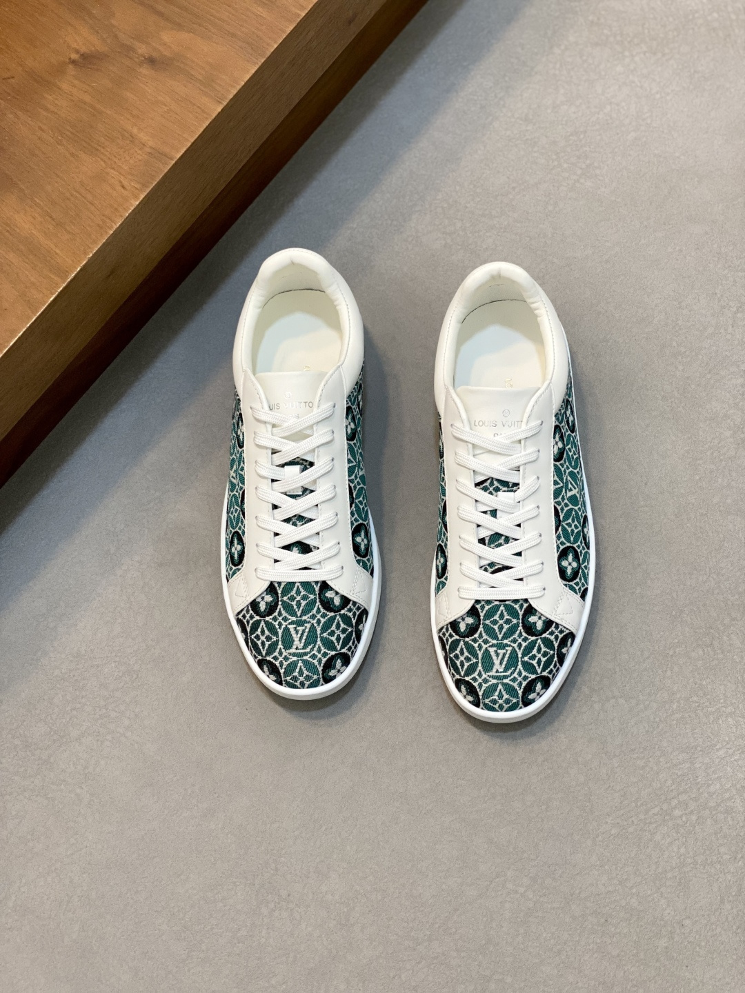 NO:341393,L Louis Vuitton's new high-end casual sneakers for men, using imported denim fabric. Original ultra-light tpu outsole, wear-resistant and comfortable. Monogram lougou embellishes rubber outsole, breathable mesh inner lining, versatile and classic style!  Size38-44 (.45, 46 customized), Louis Vuitton, louis vuitton, sneakers19860909L 路易威登新品男士高端休闲运动鞋,选用进口牛仔布面料 原版超轻tpu大底,耐磨舒适,Monogram lougou点缀橡胶外底,透气网布内里,百搭经典款式！ Size38-44（.45、46 定做）,路易威登,louis vuitton,sneakers,Men's shoes