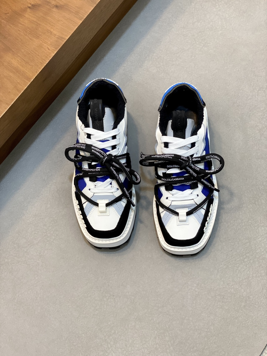 NO:341475,Dolce & Gabbana/Double & Gabbana New casual sneakers for men This sneaker is made of multiple materials. The nylon fabric upper is decorated with glossy leather, suede leather and rubber elements, and is decorated with reflective details. The silk-print logo has a bold round lace-up and a flat lace-up double design. The square toe, rubber foam midsole and gear-patterned rubber composite bottom are decorated with the iconic 