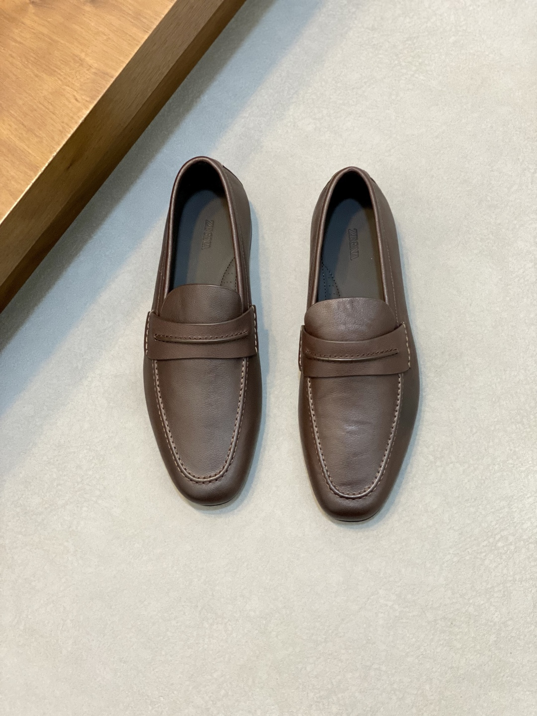NO:341385,Zegna/Jenia Men's Mocassin Loafers This loafer is made of very soft grained cowhide and velvet cowhide leather, with a classic and elegant outline. The upper shows charming and delicate light and shadow. The front is decorated with a symbolic hand-stitched strap of the 