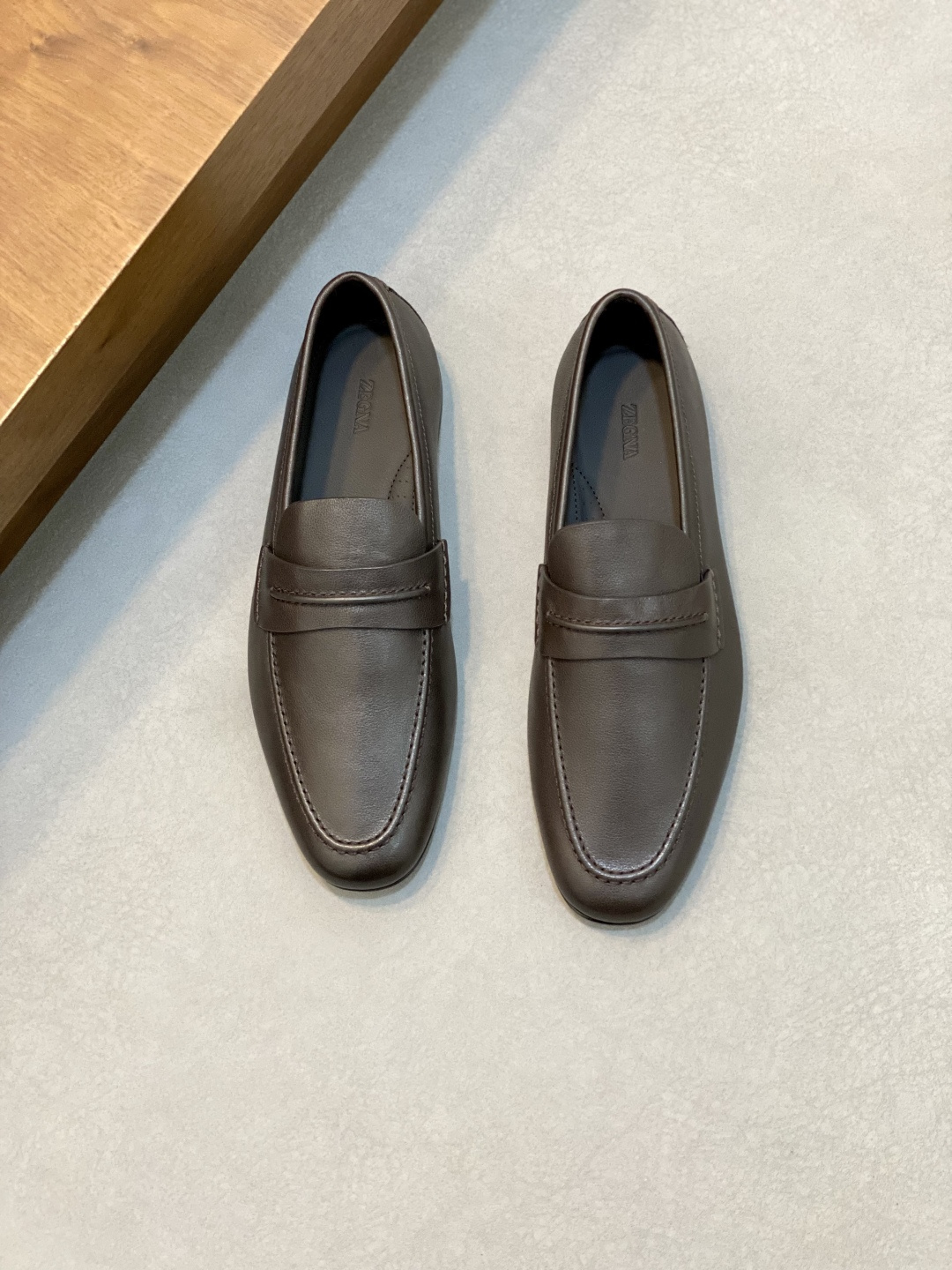 NO:552981,Zegna Men's Mocassin loafers. These loafers are made of very soft grained cowhide and velvet cowhide. They have a classic and elegant silhouette. The upper shows charming and delicate light and shadow. The front is embellished with a hand-sewn ribbon that symbolizes the '232 Highway brand logo'. It is equipped with a genuine leather sole made of injection molded rubber and a full cowhide lining. The upper foot is soft and comfortable, and the style is simple and elegant. Comes with a full set of original packaging dust bag shoehorn!  Size 39-40-41-42-43-44-45 standard size, Zegna leather shoes, zegna, loafers, cowhide19860909Zegna/杰尼亚 男士Mocassin乐福鞋 这款乐福鞋采用十分柔软的粒面牛皮和丝绒牛皮革打造,经典优雅轮廓,鞋面展现出迷人细腻的光影,正面点缀象征性“232公路品牌标识”的手缝饰带,搭配以注塑橡胶的真皮鞋底,全牛皮内里垫脚.上脚柔软舒适,款式简约大气.配全套原包装防尘袋鞋拔！ 码数39-40-41-42-43-44-45 标准码,杰尼亚皮鞋,zegna,loafers,cowhide,Men's shoes