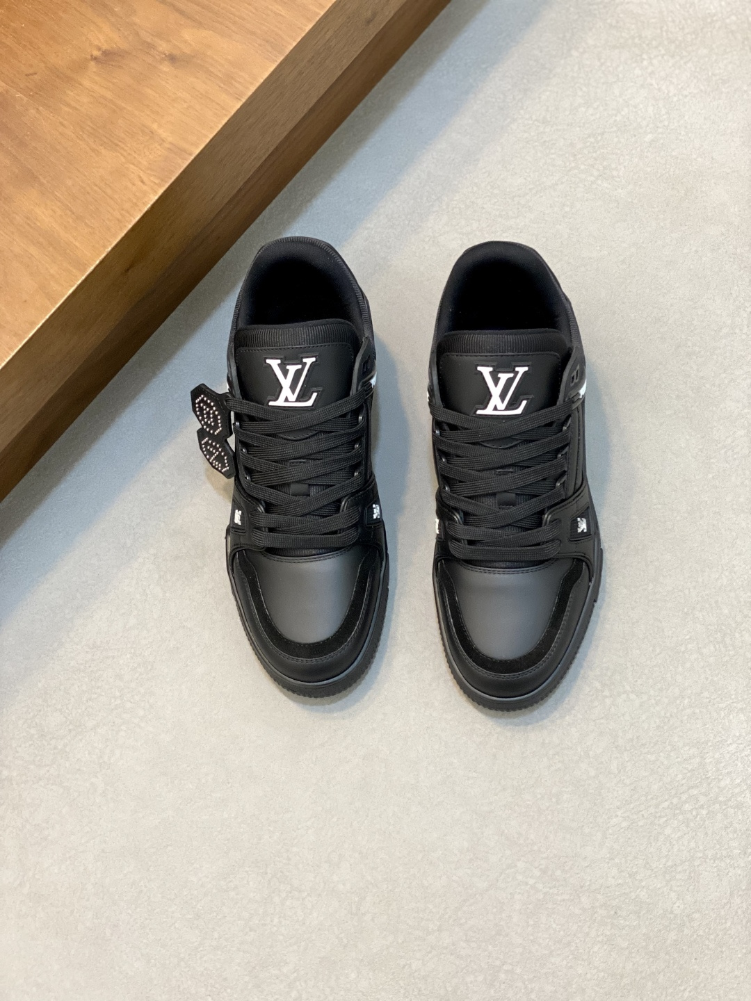 NO:346185,New LV TRAINER Men's Sports Shoes Shipping This LV Trainer sneakers are embossed mini Monogram patterns in shiny lacquered cowhide leather, continuing Virgil Abloh's creative reshaping of retro basketball shoes with harmonious tones and classic configurations. The upper is integrated with contrasting rubber logos, rubber LV letters and Vuitton logos to establish recognition, and the technological outsole blooms Monogram flowers. The tongue and heel are decorated with rubber LV letters, and the outsole is decorated with Monogram flowers, a classic and complex upper, and fabric inner footbed, continuing the comfort experience of this series. With the original box full set of dust bags!  Number of codes 39-40-41-42-43-44 Standard leather shoe size (38/45/46 can be customized but does not support return and exchange), louis vuitton,sneakers,cowhide19860909新款LV TRAINER 男士运动鞋出货 本款LV Trainer运动鞋为亮泽漆面牛皮革压印迷你Monogram图案,以和谐色调和经典构型延续Virgil Abloh对复古篮球鞋的创意重塑.鞋面融入撞色橡胶标识,橡胶 LV 字母和 Vuitton 标识树立辨识度,科技外底绽放 Monogram 花卉.鞋舌及后跟饰有橡胶 LV 字母,外底饰有 Monogram 花卉,经典繁复鞋面,织物内里垫脚,延续此系列舒适体验.配原盒全套包装防尘袋！ 码数39-40-41-42-43-44 标准皮鞋码（38/45/46可定做不支持退换货）,,louis vuitton,sneakers,cowhide,Men's shoes