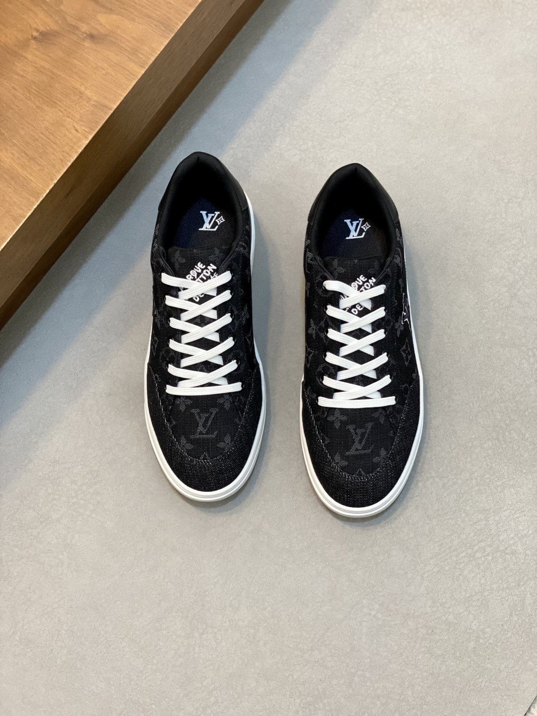 NO:341459,L Louis Vuitton men's low-top classic casual sneakers for autumn and winter. This sneaker is made of imported denim. The rubber outsole is perfectly designed, and the memory ergonomic insole is upgraded and comfortable. The inner part of the imported pure cotton is high-end and comfortable, and the original outsole is light and wear-resistant!  Pure handmade, details determine quality!  Size39-45 (39.45 customization), Louis Vuitton, louis vuitton, sneakers19860909L 路易威登 秋冬男士低帮经典休闲运动鞋,本款运动鞋为进口牛仔布打造.橡胶外底完善整体设计,记忆性人体工学鞋垫升级舒适体验.意大利进口纯棉内里高档舒适,原版大底轻盈耐磨！纯手工制作,细节决定品质！ Size39-45（39.45定制）,路易威登,louis vuitton,sneakers,Men's shoes