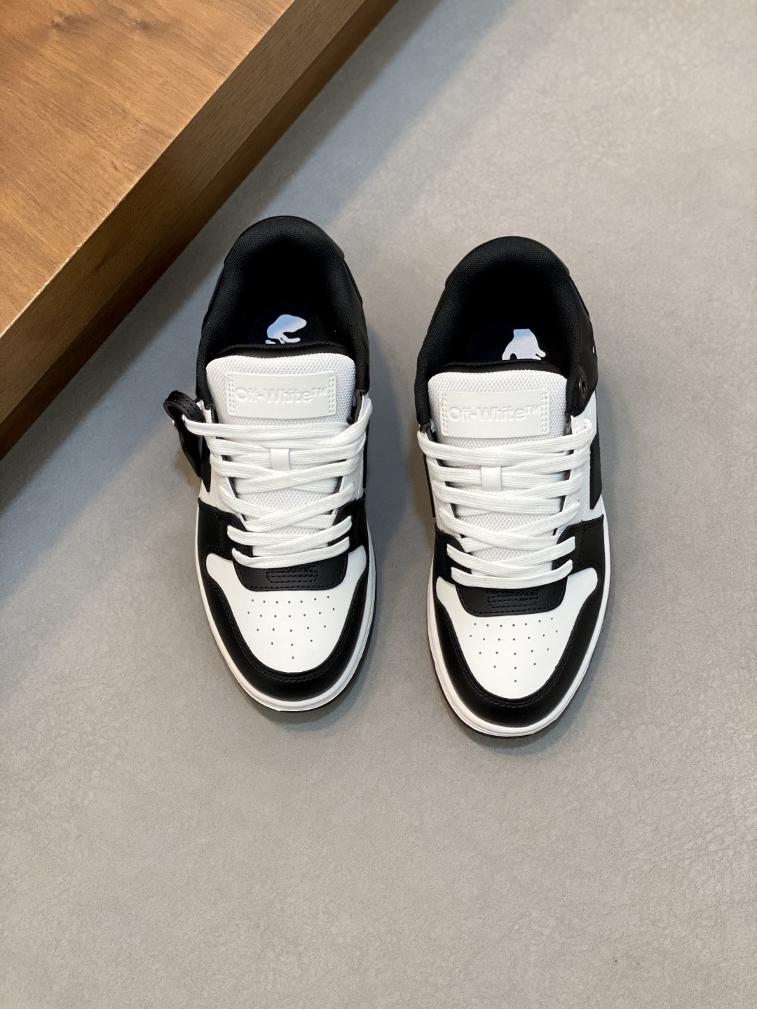 NO:341520,Off-White new style of arrow-blocked color-blocked men and women lace-up sneakers. The American brand OFF-WHITE c/o VIRGIL ABLOH was founded by Virgil Abloh in 2014. It walks between street culture and popular fashion, interpreting youth culture with contemporary elements, and interpreting trendy clothing with fine workmanship. Photos, paintings and eye-catching graphic prints are all the inspiration for designers. White stripes and arrow patterns make them popular. The upper is made of smooth calfskin contrast splicing, details of the toe opening, arrow logo on the upper, and the heel is the Off-White logo, with the same color label details, contrasting rubber sole, cotton inner insole, which is extremely wrapped, comfortable and breathable, and does not tiring your feet for a long time. It is fashionable and energetic!  With original box packaging dust bag, available in multiple colors!  Size 39-40-41-42-43-44 Standard leather shoe size (45 can be fixed and cannot be returned or exchanged), Off casual shoes, off white, sneakers, cowhide19860909Off-White 新款饰箭头拼色男女同款系带运动鞋 美国品牌 OFF-WHITE c/o VIRGIL ABLOH 于 2014 年由 Virgil Abloh 创办,行走于街头文化与人气时尚之间,以当代元素诠释青年文化,精细做工诠释潮流服饰,照片、画作和抢眼的图形印花都是设计师的灵感源泉.白色条纹和箭头图案则令其走红的代表设计. 鞋面采用光滑小牛皮撞色拼接,鞋头开孔细节,鞋帮处带箭头logo,鞋后跟处为 Off-White 徽标,饰有同色系标签细节,撞色橡胶鞋底,棉内里鞋垫,上脚包裹性极强,舒适又透气,久穿不累脚,时尚有活力！配原盒包装防尘袋,多色可选！ 尺码39-40-41-42-43-44标准皮鞋码(45可定不能退换）,Off休闲鞋,off white,sneakers,cowhide,Men's shoes