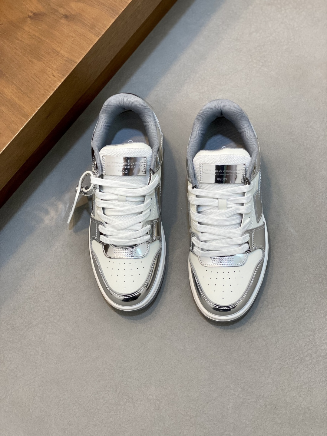 NO:348087,Off-White new style of arrow-blocked color-blocked men and women lace-up sneakers. The American brand OFF-WHITE c/o VIRGIL ABLOH was founded by Virgil Abloh in 2014. It walks between street culture and popular fashion, interpreting youth culture with contemporary elements, and interpreting trendy clothing with fine workmanship. Photos, paintings and eye-catching graphic prints are all the inspiration for designers. White stripes and arrow patterns make them popular. The upper is made of smooth calfskin contrast splicing, details of the toe opening, arrow logo on the upper, and the heel is the Off-White logo, with the same color label details, contrasting rubber sole, cotton inner insole, which is extremely wrapped, comfortable and breathable, and does not tiring your feet for a long time. It is fashionable and energetic!  With original box packaging dust bag, available in multiple colors!  Size 39-40-41-42-43-44 Standard leather shoe size (45 can be fixed and cannot be returned or exchanged), off white, sneakers, cowhide19860909Off-White 新款饰箭头拼色男女同款系带运动鞋 美国品牌 OFF-WHITE c/o VIRGIL ABLOH 于 2014 年由 Virgil Abloh 创办,行走于街头文化与人气时尚之间,以当代元素诠释青年文化,精细做工诠释潮流服饰,照片、画作和抢眼的图形印花都是设计师的灵感源泉.白色条纹和箭头图案则令其走红的代表设计. 鞋面采用光滑小牛皮撞色拼接,鞋头开孔细节,鞋帮处带箭头logo,鞋后跟处为 Off-White 徽标,饰有同色系标签细节,撞色橡胶鞋底,棉内里鞋垫,上脚包裹性极强,舒适又透气,久穿不累脚,时尚有活力！配原盒包装防尘袋,多色可选！ 尺码39-40-41-42-43-44标准皮鞋码(45可定不能退换）,,off white,sneakers,cowhide,Men's shoes