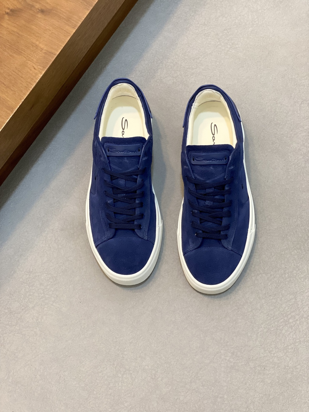 NO:341530,Santon* — Santoni. Italian men's handmade calfskin shoes shipped!  Each pair of shoes from this Italian pure handmade shoe brand is simple and classic, and it is very comfortable and versatile on the feet!  The Italian shoe brand Santon* is used to describe the Italian shoe brand Santon*. It is not accurate. Although it is very young, it presents a very sophisticated appearance and temperament, and it can even be said to be well versed in the world. The head of the shoe adopts a classic two-section design concept, and the edge cutting parts are all processed by Italian oil edge technology, with 360-degree burrless vision!  No inner and inner design in the inner and outer waist!  The method of making the empty rubber car with a large bottom peripheral circle is environmentally friendly and does not open the glue!  This upper is made of imported grained calfskin, and you will see clear pores when you push it back from the back of the leather!  The calf is imported into the inside, without slipping or fading!  The large sole is made of IP and TPU negatives, making the foot easy and comfortable!  The brand's special mold opening foot bed, with a high elastic foam in the middle of the insole, and the foot is light and easy. The exclusive private model is controllable and available for a long time!  Original box packaging, with shoe storage bag!  Size 39-44.,Santhony Sneakers, Sneakers, Cowhide19860909Santon* — 圣东尼.意大利男士手工小牛皮鞋出货！这个意大利纯手工鞋履品牌的每一双鞋设计简洁经典,上脚非常舒适百搭！ 用“新贵”来形容意大利鞋履品牌Santon*.并不准确,尽管它很年轻,但呈现出的相貌和气质却相当老练,甚至可以说深谙世故之道. 鞋子鞋头部位采用经典的两节设计理念,切边部位全部经过意大利油边工艺处理,360度无毛边视觉！内外腰无内里设计！大底周圈空胶车真线做法,即环保又不开胶！ 此款鞋面面料采用进囗粒面摔花小牛皮,从皮料反面顶起来会看到很清晰的毛孔！内里进囗小牛里,不打滑,不掉色！大底采用ip大底加tpu底片组合成型,上脚轻便舒适！品牌专用开模脚床,鞋垫中间有一层高弹泡棉上脚轻快.独家私模可控,长期有货！原盒包装,配鞋履收纳袋！ 码数39-44.,圣东尼 运动鞋,sneakers,cowhide,Men's shoes