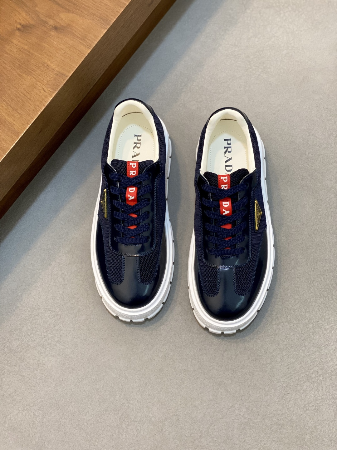 NO:586981,Prada/Prada Men's Leather Casual Sports Shoes, a hot product made in Guangzhou!  Made of imported calf leather spliced ​​mesh upper, three-dimensional geometric segmentation, precision manufacturing, even stitching, leather texture can be seen at a glance, multi-color splicing, fashionable and elegant, soft, comfortable and breathable, the tongue is decorated with classic letter logo, and the heel is decorated with fabric shoe straps. The P family's classic sports shoe type, with cowhide lining, finely crafted details, a versatile item for travel!  Comes with original box and dust bag!  Multiple colors available!  Size 39-40-41-42-43-44 standard leather shoe size (38, 45 customized), Prada, prada, prada, sneakers, cowhide19860909Prada/普拉达 男士皮革休闲运动鞋 莞产猛货！采用进口小牛皮拼接网布鞋面,立体几何分割,精工制造,缝线均匀,皮质质感一览无余,多色拼接,时尚大方,柔软舒适透气,鞋舌饰有经典字母logo,后跟饰有织物提鞋绊,P家经典运动鞋型,搭配牛皮内里,细节精工细作,出行百搭佳品！配原盒包装防尘袋！多色可选！ 尺码39-40-41-42-43-44 标准皮鞋码（38、45订做）,普拉达,prada,prada,sneakers,cowhide,Men's shoes