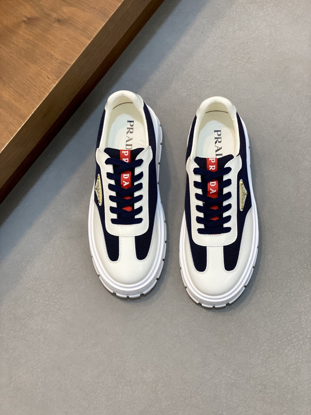 NO:346907,Prada/Prada Men's Leather Casual Sports Shoes, Dongguan's products are very popular!  It uses imported calf leather spliced ​​mesh upper, three-dimensional geometric segmentation, precision-made, uniform stitching, unobstructed leather texture, multi-color splicing, fashionable and generous, soft, comfortable and breathable, the tongue is decorated with classic letter logo, the heel is decorated with fabric lifting shoes, P home classic sneakers, matched with cowhide inner, detailed and meticulous, and a versatile product for travel!  With original box packaging dust bag!  Multi-color options!  Size 39-40-41-42-43-44 Standard leather shoe size (38, 45 customized), prada, prada, sneakers, cowhide19860909Prada/普拉达 男士皮革休闲运动鞋 莞产猛货！采用进口小牛皮拼接网布鞋面,立体几何分割,精工制造,缝线均匀,皮质质感一览无余,多色拼接,时尚大方,柔软舒适透气,鞋舌饰有经典字母logo,后跟饰有织物提鞋绊,P家经典运动鞋型,搭配牛皮内里,细节精工细作,出行百搭佳品！配原盒包装防尘袋！多色可选！ 尺码39-40-41-42-43-44 标准皮鞋码（38、45订做）,,prada,prada,sneakers,cowhide,Men's shoes