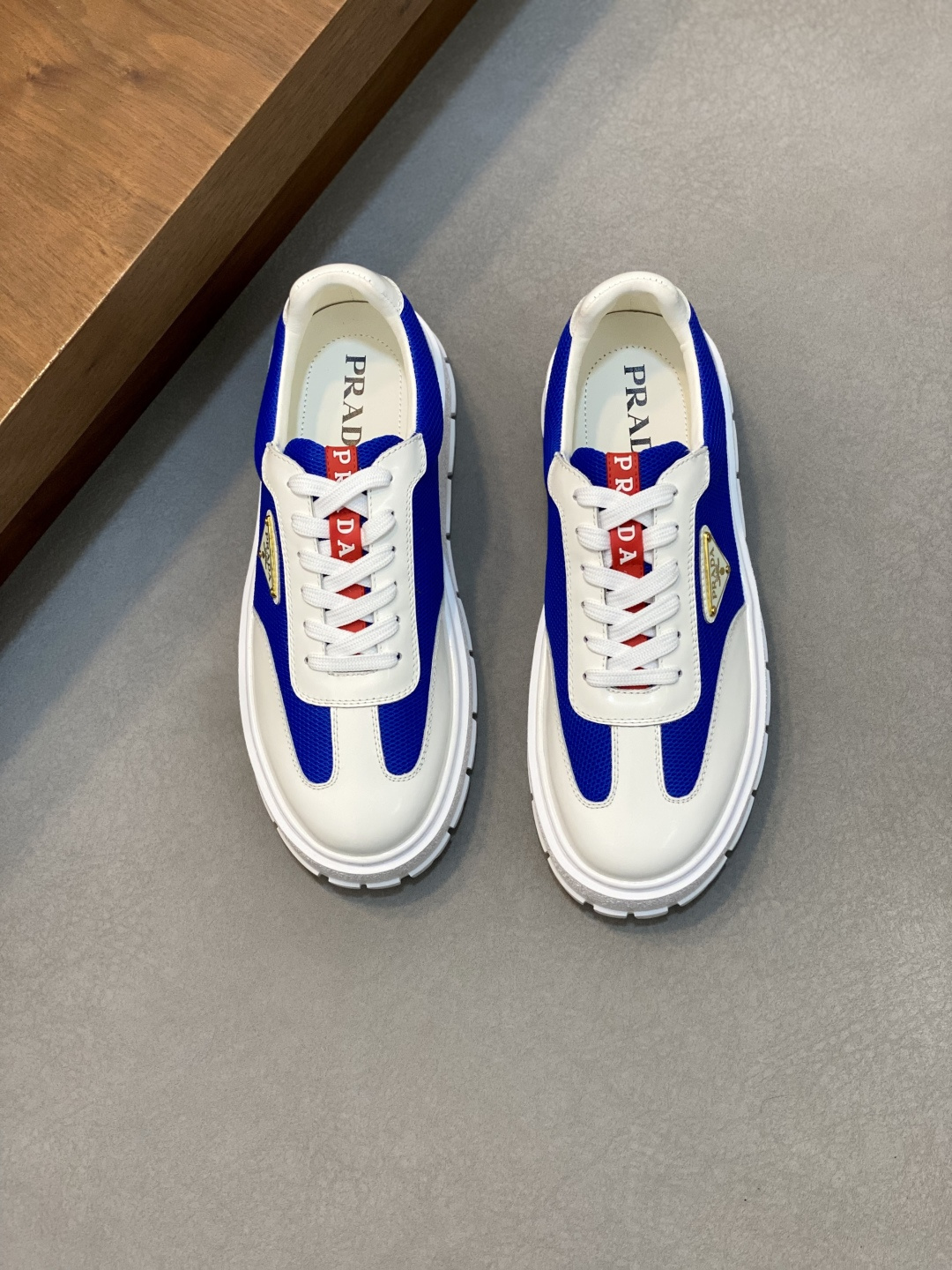 NO:341581,Prada/Prada Men's Leather Casual Sports Shoes, Dongguan's products are very popular!  It uses imported calf leather spliced ​​mesh upper, three-dimensional geometric segmentation, precision-made, uniform stitching, unobstructed leather texture, multi-color splicing, fashionable and generous, soft, comfortable and breathable, the tongue is decorated with classic letter logo, the heel is decorated with fabric lifting shoes, P home classic sneakers, matched with cowhide inner, detailed and meticulous, and a versatile product for travel!  With original box packaging dust bag!  Multi-color options!  Size 39-40-41-42-43-44 Standard leather shoe size (38, 45 customized), Prada, prada, prada, sneakers, cowhide19860909Prada/普拉达 男士皮革休闲运动鞋 莞产猛货！采用进口小牛皮拼接网布鞋面,立体几何分割,精工制造,缝线均匀,皮质质感一览无余,多色拼接,时尚大方,柔软舒适透气,鞋舌饰有经典字母logo,后跟饰有织物提鞋绊,P家经典运动鞋型,搭配牛皮内里,细节精工细作,出行百搭佳品！配原盒包装防尘袋！多色可选！ 尺码39-40-41-42-43-44 标准皮鞋码（38、45订做）,普拉达,prada,prada,sneakers,cowhide,Men's shoes