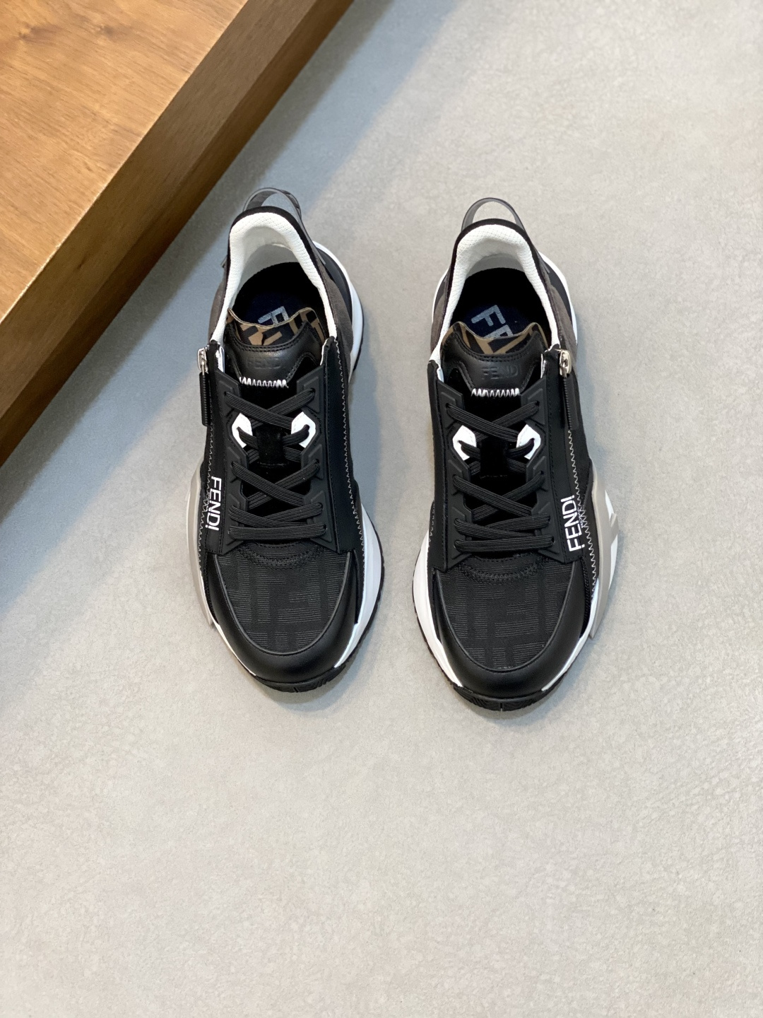 NO:341378,FEND* — Fendi Flow Men's casual sneakers, paired with elastic bands, side zippers, corrugated sole engraved with F. The heel is decorated with embossed Fendi Flow. High-tech fabric and a blend of blue and leather. Decorative Lycra details. FF patterned tongue. Ultra-light wear-resistant EVA sole. Size 39-44 (customized for 45.46), Fendi casual shoes, fendi, fendi, fendi, fendi, sneakers19860909FEND* — 芬迪 芬家Flow 男士休闲运动鞋,搭配松紧带、侧拉链,刻有F的波纹鞋底.鞋跟饰有凸纹Fendi Flow字样.高科技布料及蓝色和真皮混合材质.装饰Lycra细节.FF图案鞋舌.超轻耐磨EVA鞋底. 码数39-44（45.46定做）,芬迪休闲鞋,fendi,fendi,fendi,sneakers,Men's shoes