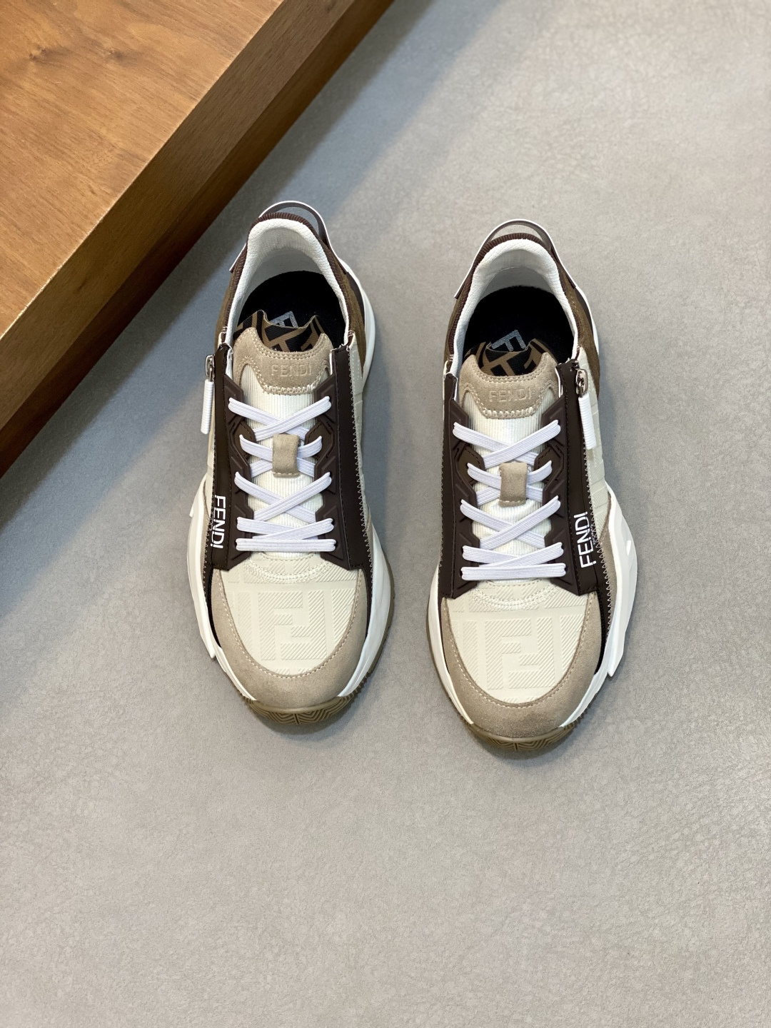 NO:348577,FEND* — Fendi Flow Men's casual sneakers, paired with elastic bands, side zippers, corrugated sole engraved with F. Heel is decorated with embossed Fendi Flow. High-tech fabric and mixed blue and leather materials. Decorative Lycra details. FF patterned tongue. Ultra-light wear-resistant EVA sole. Size 39-44 (customized for 45.46),,fendi,fendi,fendi,sneakers19860909FEND* — 芬迪 芬家Flow 男士休闲运动鞋,搭配松紧带、侧拉链,刻有F的波纹鞋底.鞋跟饰有凸纹Fendi Flow字样.高科技布料及蓝色和真皮混合材质.装饰Lycra细节.FF图案鞋舌.超轻耐磨EVA鞋底. 码数39-44（45.46定做）,,fendi,fendi,fendi,sneakers,Men's shoes