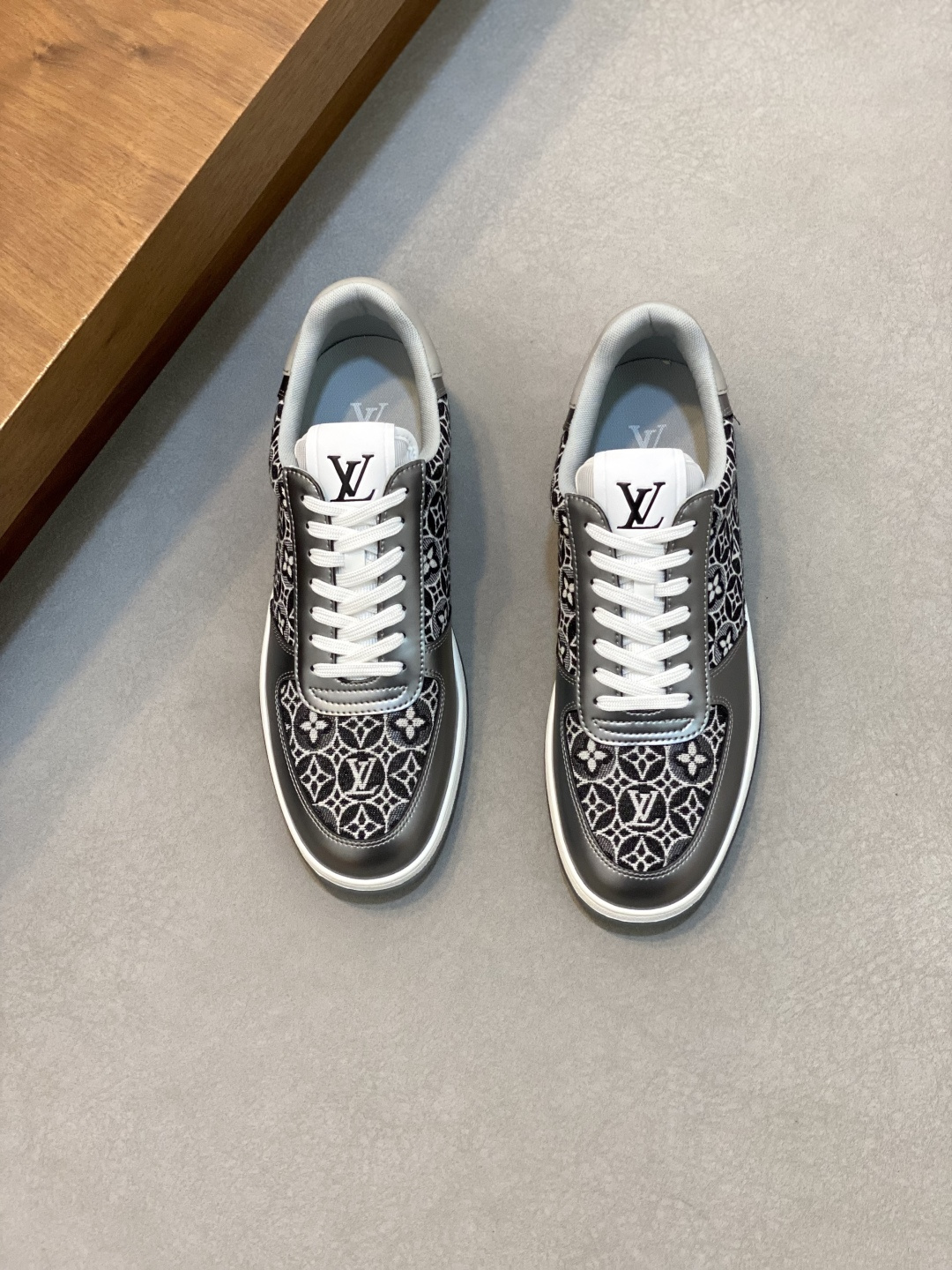 NO:575571,L Louis Vuitton's new high-end men's casual sports shoes, made of imported denim fabric, original ultra-light TPU outsole, wear-resistant and comfortable, Monogram lougou embellished rubber outsole, breathable mesh lining, versatile classic style!  Size38-44 (.45, 46 customized), Louis Vuitton, Louis Vuitton, sneakers19860909L 路易威登 新品男士高端休闲运动鞋,选用进口牛仔布面料 原版超轻tpu大底,耐磨舒适,Monogram lougou点缀橡胶外底,透气网布内里,百搭经典款式！ Size38-44（.45、46 定做）,路易威登,louis vuitton,sneakers,Men's shoes