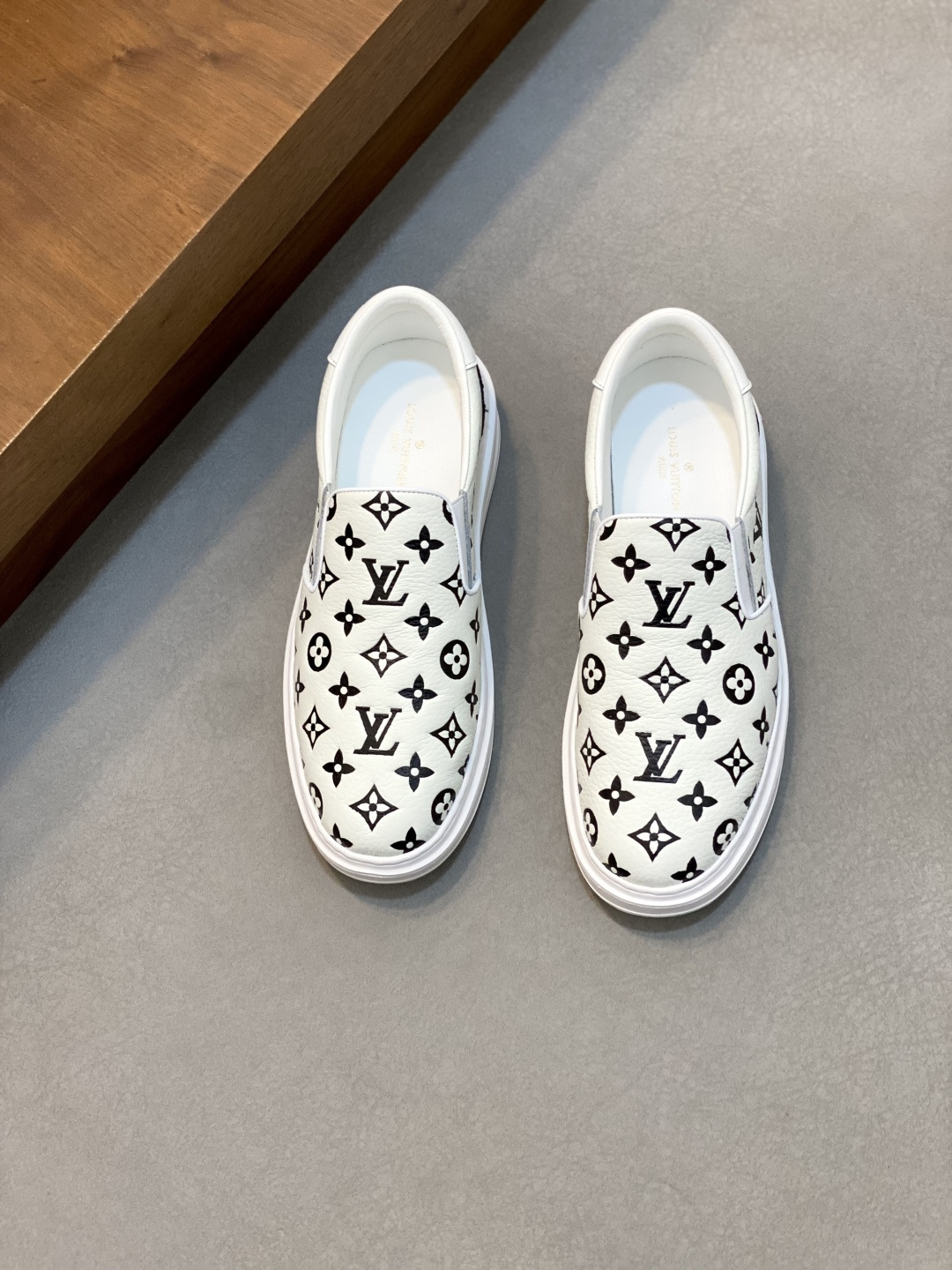 NO:351421,【Louis Vuitton】Louis Vuitton - High-end quality original single - upper imported calfskin, embossed brand logo - inner lining, cowhide inner lining - outsole ultra-light TPU foamed and molded sole - ultra-high quality control, fine workmanship highlighted (high-end, noble, grade) -Size 39-44 (38 45 can be customized),,louis vuitton,louis vuitton,cowhide19860909【Louis Vuitton】路易威登 -高端品质 原单 -鞋面意大利进口小牛皮、压花品牌logo -内里牛皮内里,牛皮垫脚 -大底超轻TPU发泡成型大底 -超高品控·做工精细凸显(高端·贵气·档次) -Size 39-44（38 45可订做),,louis vuitton,louis vuitton,cowhide,Men's shoes