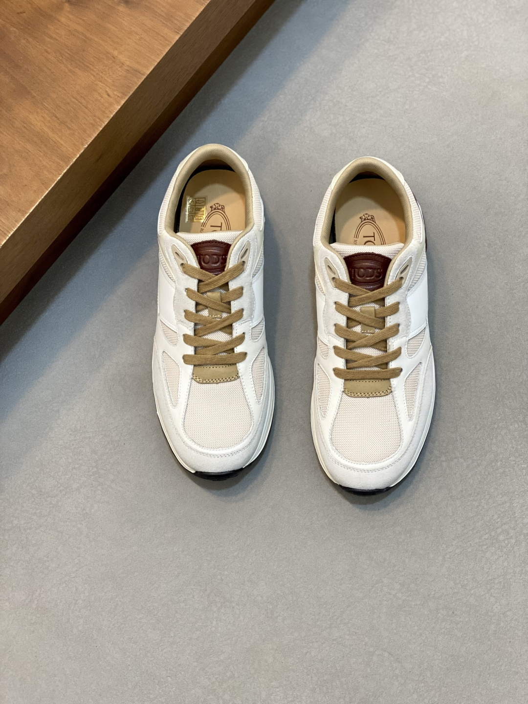 NO:552821,T Top Purchasing Agent The popular casual sneakers counter of the popular street man is synchronized with new products, the upper is imported cowhide from Italy, the classic and generous layout is masculine, the imported water-dyed cowhide lining is cowhide pads, the sole is specially provided by the original factory in the world, the exclusive molded sole is super comfortable, original factory order goods, high quality, you can enter and leave the counter at will, welcome to compare, code number 38-44 (can order 45), TOD'S casual shoes, Tod's, cowhide19860909T 顶级代购 托 炸街男神爆款休闲板鞋专柜新品同步,鞋面意大利进口牛皮,经典大方版面男士气质,进口水染牛皮内里牛皮垫,鞋底世原厂特供原版底,独家活动成型底超级舒适,原厂跟单货,高品质,可随意进出专柜,欢迎对比,码数 38-44（可订45）,TOD'S 休闲鞋,Tod's,cowhide,Men's shoes