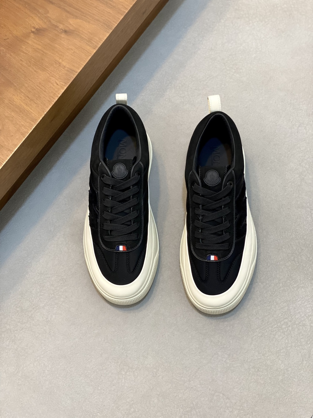 NO:552755,[MONCLER] Moncler (Mongolia) - High-end quality original casual sports shoes - Upper; Nappa calfskin, brand canvas fabric, shoe body sewn brand M module, tongue sewn brand plastic logo - Water-dyed cowhide lining - Ultra-light TPU foam rubber outsole; Two-color molded outsole - Ultra-high quality control, fine workmanship highlighted (high-end, luxury, grade) -Size  39-44 (38, 45, can be customized), Moncler, Moncler, sneakers, cowhide19860909【MONCLER】盟可睐(蒙口) -高端品质 原单·休闲运动鞋 -鞋面；纳帕小牛皮、品牌帆布布匹、鞋身车缝品牌M模块、鞋舌车缝品牌塑胶标识 -内里水染牛皮 -大底超轻TPU发泡.橡胶; 双色成型大底 -超高品控·做工精细凸显 (高端·贵气·档次) -Size 39-44（38,45,可订做),蒙口 休闲鞋,Moncler,Moncler,sneakers,cowhide,Men's shoes