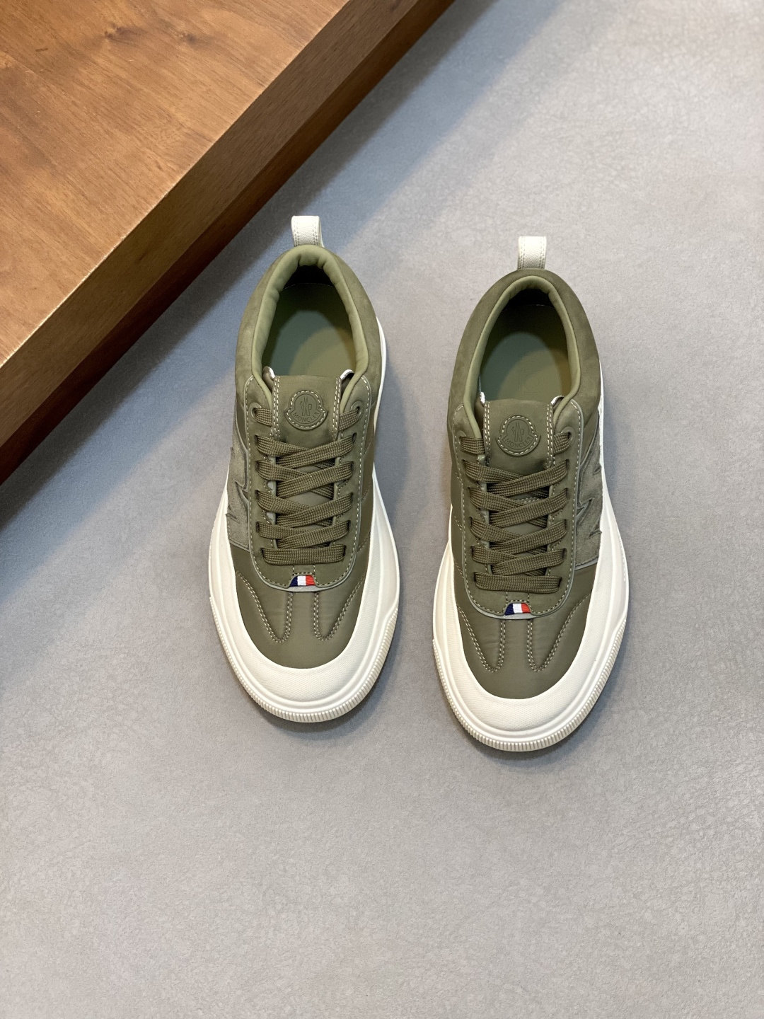 NO:340912,【MONCLER】Mongkelai (blind) - High-end quality Original single casual sports shoes - Upper; Napa calf leather, brand canvas cloth, shoe body sewing brand M module, shoe tongue sewing brand plastic logo - Inner water dyed cowhide - Outsole ultra-light TPU foam. Rubber; Two-color molded outsole - Ultra-high quality control, fine workmanship highlighting (high-end, noble, grade) -Size 39-44 (38,45, custom made), cover-up casual shoes, Moncler, Moncler, sneakers, cowhide19860909【MONCLER】盟可睐(蒙口) -高端品质 原单·休闲运动鞋 -鞋面；纳帕小牛皮、品牌帆布布匹、鞋身车缝品牌M模块、鞋舌车缝品牌塑胶标识 -内里水染牛皮 -大底超轻TPU发泡.橡胶; 双色成型大底 -超高品控·做工精细凸显 (高端·贵气·档次) -Size 39-44（38,45,可订做),蒙口 休闲鞋,Moncler,Moncler,sneakers,cowhide,Men's shoes