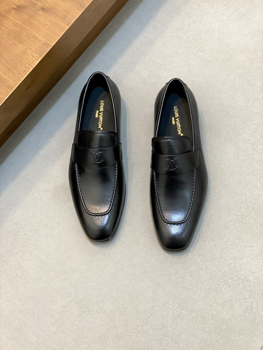 NO:341373,LV GLOVE pedal loafers, top quality products from Dongguan, available in stock!  This LV Glove loafer is made of selected soft crystal sheep leather, with a slightly wrinkled texture and a very high-end texture. Each pair is unique. The leather surface is light, soft, soft and glutinous, with a delicate texture and good luster. Classic loafer style, exquisite hand-made mark stitching technology toe, highlighting the classic style with a square toe configuration. The horizontal decorative strips are hot stamped with LV three-dimensional letters, semi-solid handcraft and leather outsole, and the heel rubber patch creates wear resistance and comfort experience. One of the must-have loafers for men!  With full set of original packaging!  Size 39-40-41-42-43-44-45 Standard leather shoe size, Louis Vuitton, louis vuitton, louis vuitton, loafers, sheepskin, Leather soles19860909LV GLOVE 一脚蹬乐福鞋 莞产顶级精品,现货发售！ 这款LV Glove 乐福鞋采用精选柔软水晶羊皮革制成,肌理感微皱皮面,很高级的纹理感,每一双都是独一无二的存在,皮面轻软柔糯,质感细腻光泽好,经典乐福鞋款式,鞋头精致手工马克缝线工艺,以方头构型彰显经典格调.横饰带烫印LV立体字母,半固体手工工艺和真皮大底,后跟橡胶贴片营造耐磨性能和舒适体验.男士必备乐福鞋之一！配全套原包装！ 码数39-40-41-42-43-44-45 标准皮鞋码,路易威登,louis vuitton,louis vuitton,loafers,sheepskin,Leather soles,Men's shoes