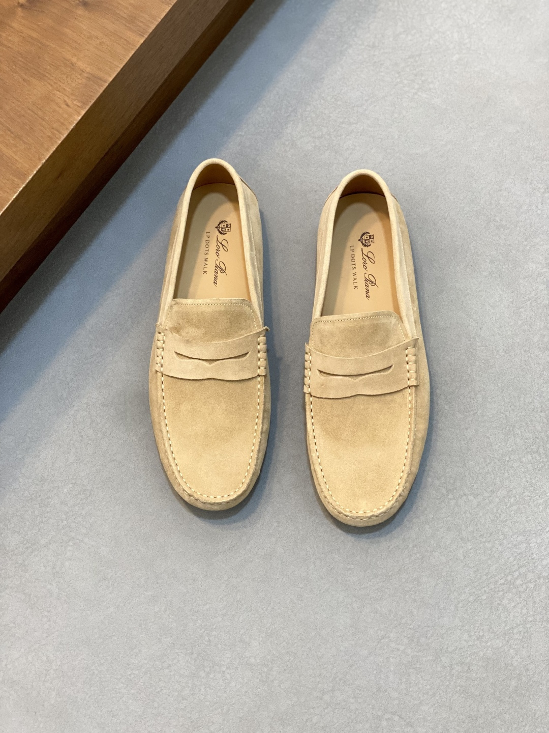 NO:341367,LoroPiana/NuoyouPianya Men's new suede leather beanie shoes driving shoes. Top quality products from Dongguan, available in stock!  This beanie shoes are carefully made of soft reverse velvet cowhide leather, with a Mark stitching body, a classic penny upper horizontal strap design, paired with a super flexible and thin rubber beanie outsole, and is decorated with an exclusive logo logo. It is light and soft and comfortable to wear. It has a benzene dyed calfskin inner lining, and can be removable silk-print brand logo genuine leather foot pads, and it is fashionable!  Fitted with a full set of dust bags for original packaging!  Size 39-40-41-42-43-44 Standard leather shoe size, LP casual shoes, loro piana, loro piana, cowhide19860909LoroPiana/诺悠翩雅 男士新款绒面皮革豆豆鞋驾车鞋 莞产顶级精品,现货发售！ 这款豆豆鞋采用柔软反绒牛皮革精心制成,马克缝线鞋身,经典便士鞋面横饰带设计,搭配超柔韧轻薄橡胶豆豆大底,并饰有专属logo标识,穿着轻便柔软舒适,苯染小牛皮内里,可拆卸丝印品牌徽标真皮脚垫,上脚洋气！配全套原包装防尘袋！ 码数39-40-41-42-43-44 标准皮鞋码,LP休闲鞋,loro piana,loro piana,cowhide,Men's shoes