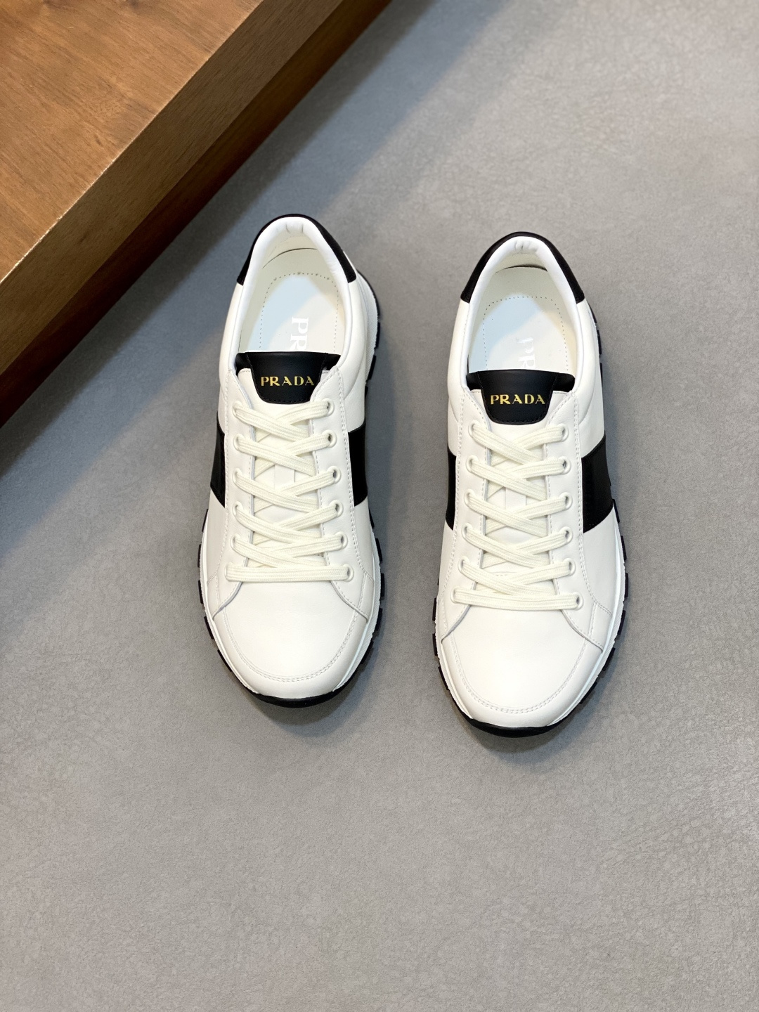 NO:340928,Prada Men's New Lace-up Sports and Casual Shoes This upper is made of imported calfskin and exclusive customer-supply mesh cloth. The outer side is classic lougou, inner lining, foot pad cowhide, and the sole is made of anti-slip sports exclusive rubber sole with logo. It has a good foot feeling, fashionable and stylish, and the standard sports style is very good on the feet!  With original box packaging dust bag!  L leather shoes size: 39/40/41/42/43/44 Blue Original box packaging + dust bag, Prada, prada, prada, cowhide19860909Prada男士新款系带运动休闲鞋 这款鞋面采用进口小牛皮和专属客供网布打造,外侧P家经典lougou,内里,垫脚牛皮,大底采用防滑运动专属带logo橡胶大底,脚感很好,洋气时髦,标准运动版型,上脚非常好看！配原盒包装防尘袋！ L皮鞋码数:39/40/41/42/43/44 蓝色 原盒包装+防尘袋,普拉达,prada,prada,cowhide,Men's shoes