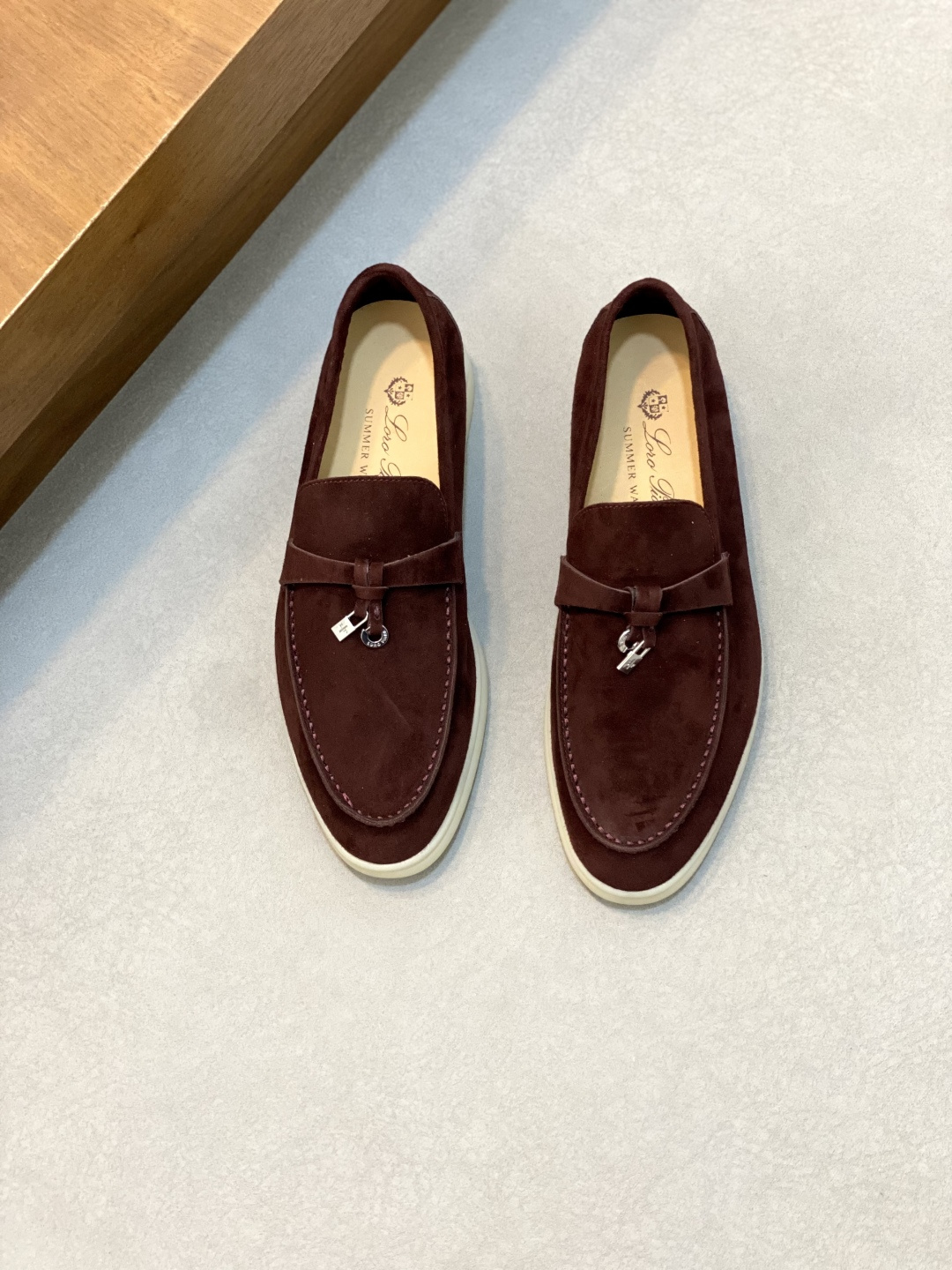 NO:639631,LoroPiana Couple's suede leather slip-on casual men's loafers. These slip-on shoes are made of suede cow leather fabric, treated with water-repellent and stain-proof treatment, and equipped with an ultra-light soft rubber outsole. They are ideal for daily casual wear in summer. The high-quality metal-free tanning and tumbling process highlights the natural texture of the leather, and the double-layer sole effect makes it a daily shoe for a casual style!  Comes with shoe storage bag in original box!  Women's size 35-36-37-38-39-40 (41 can be customized but does not support returns) Men's size 39-40-41-42-43-44 (45/46 can be customized but does not support returns) Standard leather shoe sizes, loro piana, loafers, cowhide19860909LoroPiana/诺悠翩雅 情侣款绒面皮革一脚蹬休闲男鞋乐福鞋 这款套脚鞋采用绒面牛皮革面料,经防泼水防污处理,搭配超轻柔软橡胶大底,夏季日常休闲装扮的理想之选.高质量的无金属鞣制和翻滚工艺,凸显了皮革的天然纹理,双层鞋底效果,使其也可作为日常鞋履,打造休闲风格！配原盒包装鞋履收纳袋！ 女码35-36-37-38-39-40（41可定做但不支持退换） 男码39-40-41-42-43-44（45/46可定做但不支持退换） 标准皮鞋尺码,,loro piana,loafers,cowhide,Men's shoes