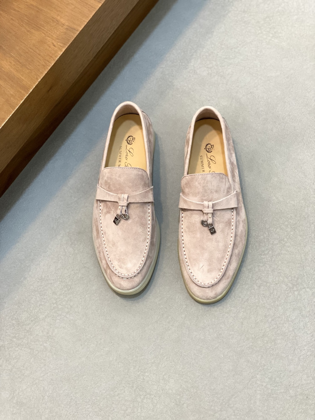 NO:510701,LoroPiana/Nuoyoupiana couple's suede leather casual men's shoes Loafers This footwear is made of suede cowhide leather fabric, water-resistant and stain-resistant, and is paired with an ultra-light soft rubber outsole, which is ideal for daily casual dressing in summer. The high-quality metal-free tanning and rolling process highlights the natural texture of the leather and the double-layer sole effect, making it also a daily shoe to create a casual style!  With original box packaging shoe storage bag!  Women's size 35-36-37-38-39-40 (41 can be customized but does not support return and exchange) Men's size 39-40-41-42-43-44 (45/46 can be customized but does not support return and exchange) Standard leather shoe size, LP casual shoes, loro piana, loro piana, loafers, cowhide19860909LoroPiana/诺悠翩雅 情侣款绒面皮革一脚蹬休闲男鞋乐福鞋 这款套脚鞋采用绒面牛皮革面料,经防泼水防污处理,搭配超轻柔软橡胶大底,夏季日常休闲装扮的理想之选.高质量的无金属鞣制和翻滚工艺,凸显了皮革的天然纹理,双层鞋底效果,使其也可作为日常鞋履,打造休闲风格！配原盒包装鞋履收纳袋！ 女码35-36-37-38-39-40（41可定做但不支持退换） 男码39-40-41-42-43-44（45/46可定做但不支持退换） 标准皮鞋尺码,LP休闲鞋,loro piana,loro piana,loafers,cowhide,Men's shoes