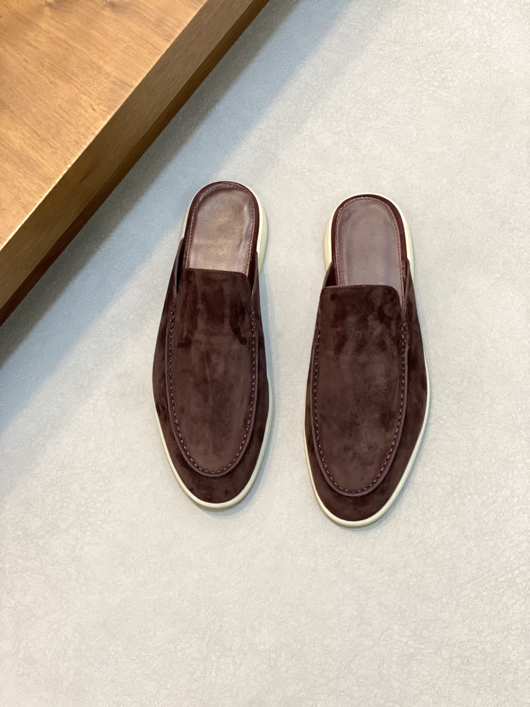 NO:341009,LoroPiana/Nuoyoupiana couple's suede leather casual men's shoes Loafers This footwear is made of suede cowhide leather fabric, water-resistant and stain-resistant, and is paired with an ultra-light soft rubber outsole, which is ideal for daily casual dressing in summer. The high-quality metal-free tanning and rolling process highlights the natural texture of the leather and the double-layer sole effect, making it also a daily shoe to create a casual style!  With original box packaging shoe storage bag!  Women's size 35-36-37-38-39-40 (41 can be customized but does not support return and exchange) Men's size 39-40-41-42-43-44 (45/46 can be customized but does not support return and exchange) Standard leather shoe size, LP casual shoes, loro piana, loro piana, loafers, cowhide19860909LoroPiana/诺悠翩雅 情侣款绒面皮革一脚蹬休闲男鞋乐福鞋 这款套脚鞋采用绒面牛皮革面料,经防泼水防污处理,搭配超轻柔软橡胶大底,夏季日常休闲装扮的理想之选.高质量的无金属鞣制和翻滚工艺,凸显了皮革的天然纹理,双层鞋底效果,使其也可作为日常鞋履,打造休闲风格！配原盒包装鞋履收纳袋！ 女码35-36-37-38-39-40（41可定做但不支持退换） 男码39-40-41-42-43-44（45/46可定做但不支持退换） 标准皮鞋尺码,LP休闲鞋,loro piana,loro piana,loafers,cowhide,Men's shoes