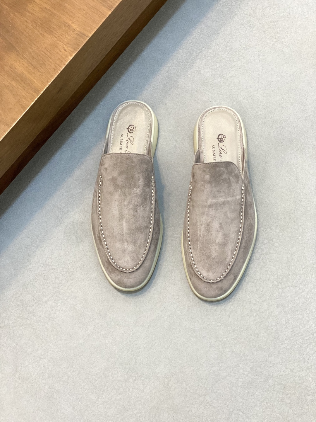 NO:340984,LoroPiana/Nuoyoupiana couple's suede leather casual men's shoes Loafers This footwear is made of suede cowhide leather fabric, water-resistant and stain-resistant, and is paired with an ultra-light soft rubber outsole, which is ideal for daily casual outfits in summer. The high-quality metal-free tanning and rolling process highlights the natural texture of the leather and the double-layer sole effect, making it also a daily shoe to create a casual style!  With original box packaging shoe storage bag!  Women's size 35-36-37-38-39-40 (41 can be customized but does not support return and exchange) Men's size 39-40-41-42-43-44 (45/46 can be customized but does not support return and exchange) Standard leather shoe size, LP casual shoes, loro piana, loro piana, loafers, cowhide19860909LoroPiana/诺悠翩雅 情侣款绒面皮革一脚蹬休闲男鞋乐福鞋 这款套脚鞋采用绒面牛皮革面料,经防泼水防污处理,搭配超轻柔软橡胶大底,夏季日常休闲装扮的理想之选.高质量的无金属鞣制和翻滚工艺,凸显了皮革的天然纹理,双层鞋底效果,使其也可作为日常鞋履,打造休闲风格！配原盒包装鞋履收纳袋！ 女码35-36-37-38-39-40（41可定做但不支持退换） 男码39-40-41-42-43-44（45/46可定做但不支持退换） 标准皮鞋尺码,LP休闲鞋,loro piana,loro piana,loafers,cowhide,Men's shoes