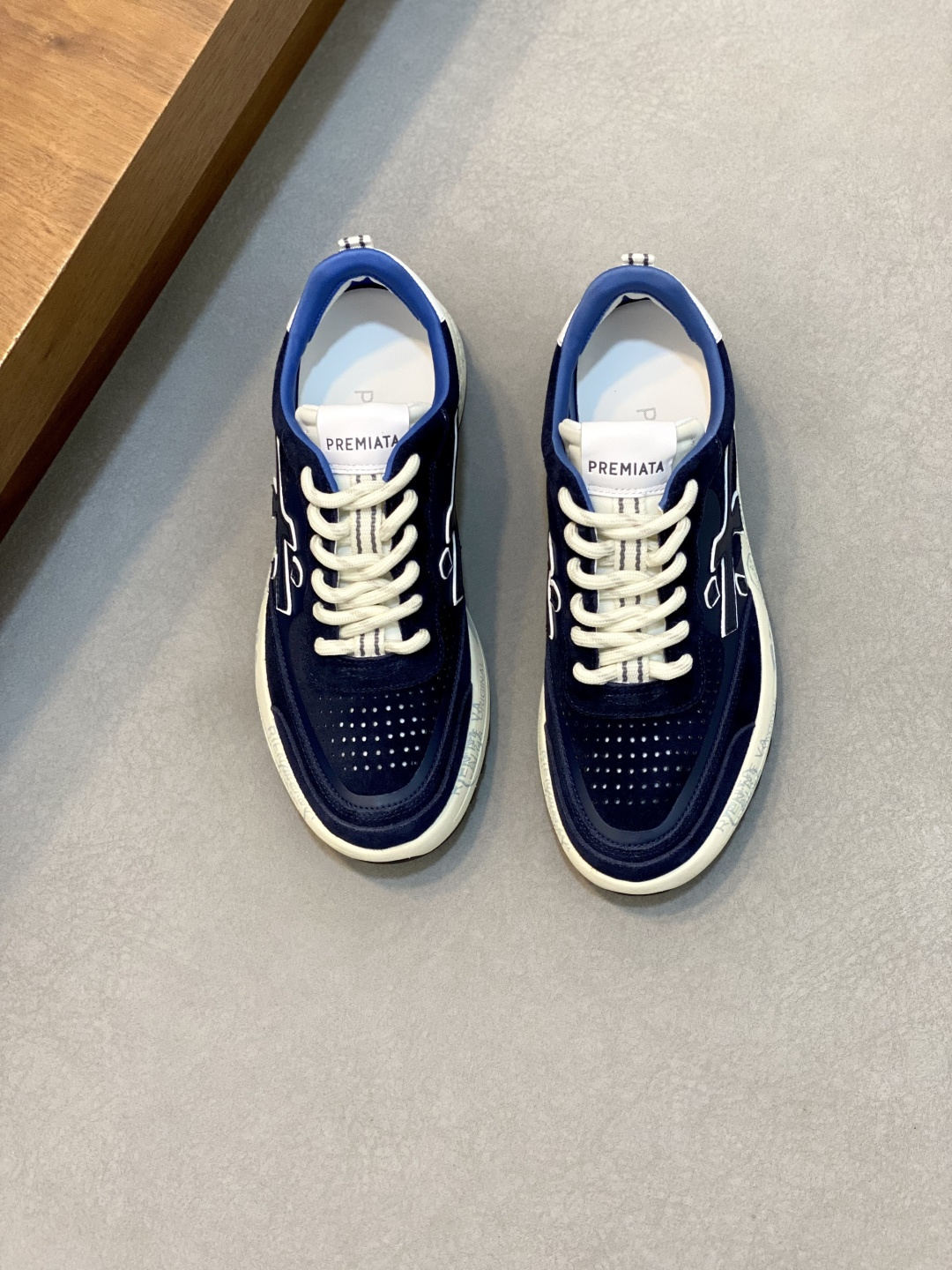 NO:578797,[PREMIATA] PREMIATA - high-end quality original order - nubuck leather upper with hollow breathable mesh, sewn brand 'rice' totem - inner cowhide lining - outsole ultra-light TPU foam rubber; color-printed molded outsole - ultra-high quality control, fine workmanship (high-end, luxury, grade) -Size 38-44 (45 can be customized), Prada, prada, cowhide19860909【 PREMIATA】普瑞米亚达  -高端品质 原单 -鞋面磨砂皮配镂空透气网、车缝品牌“米”图腾 -内里牛皮内里 -大底超轻TPU发泡·橡胶；彩印成型大底 -超高品控·做工精细凸显(高端·贵气·档次) -Size 38-44（45可订做),普拉·米亚达,prada,cowhide,Men's shoes