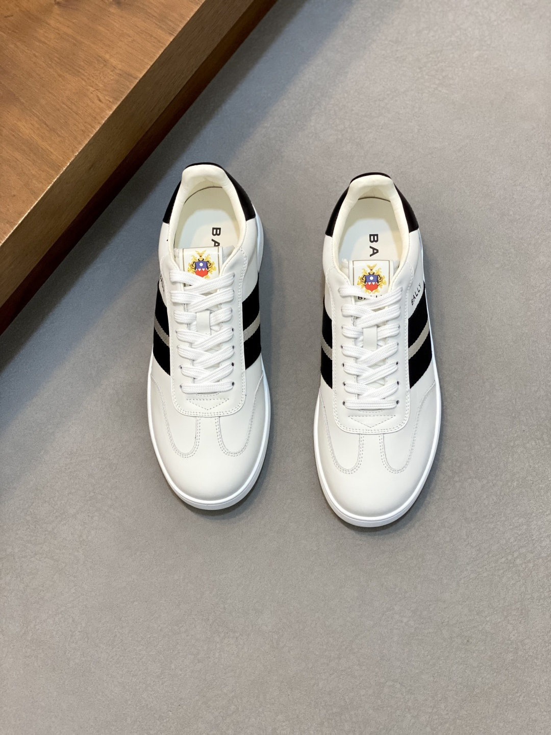 NO:341535,Bally original products, men's spring and summer casual sneakers, new models for sale in the counter, using imported cowhide uppers, soft, delicate, comfortable and breathable fabric, hand-stitching craftsmanship, edge-covering details, cowhide inner footbed, matched with a new V-sole rubber combination sole, casual, fashionable and versatile!  Size38-44 (45 customized), Bally casual shoes, ballly, sneakers, cowhide19860909Bally巴利原厂货,男士春夏休闲运动鞋,专柜在售新款,采用进口牛皮鞋面,面料柔软细腻舒适透气,手工缝线工艺,包边细节,牛皮内里垫脚,搭配新款V底橡胶组合大底,休闲时尚百搭！Size38-44（45订做）,巴利 休闲鞋,bally,sneakers,cowhide,Men's shoes