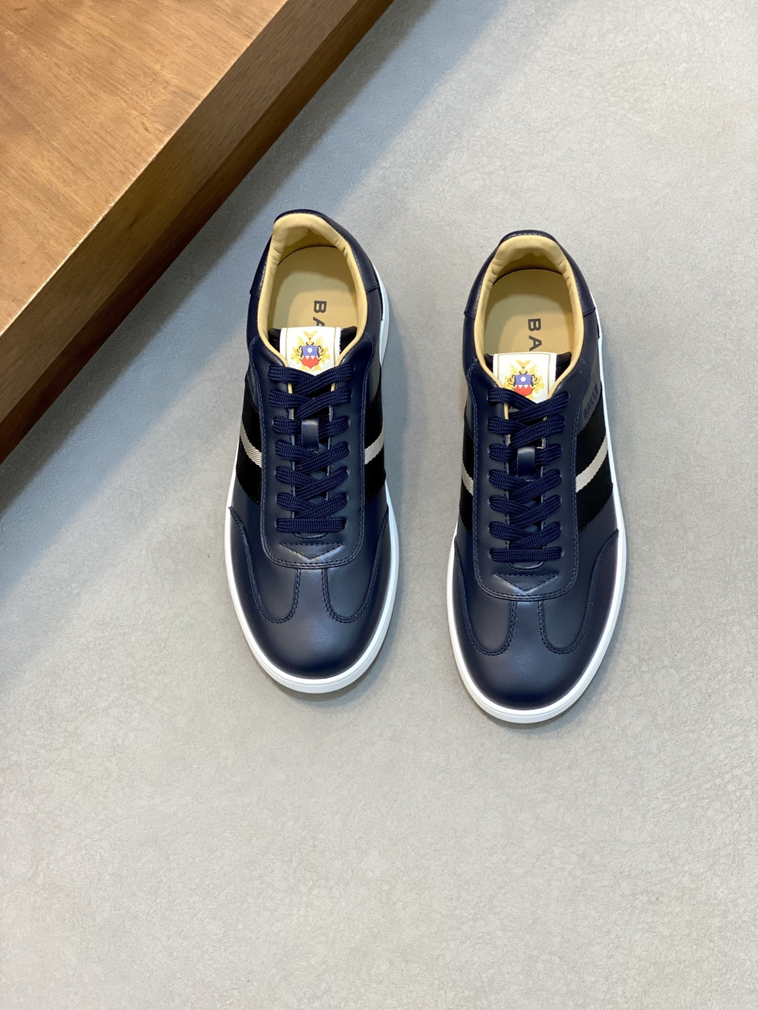 NO:341525,Bally original products, men's spring and summer casual sneakers, new models for sale in the counter, using imported cowhide uppers, soft, delicate, comfortable and breathable fabric, hand-stitching craftsmanship, edge-covering details, cowhide inner footbed, matched with a new V-sole rubber combination sole, casual, fashionable and versatile!  Size38-44 (45 customized), Bally casual shoes, ballly, sneakers, cowhide19860909Bally巴利原厂货,男士春夏休闲运动鞋,专柜在售新款,采用进口牛皮鞋面,面料柔软细腻舒适透气,手工缝线工艺,包边细节,牛皮内里垫脚,搭配新款V底橡胶组合大底,休闲时尚百搭！Size38-44（45订做）,巴利 休闲鞋,bally,sneakers,cowhide,Men's shoes