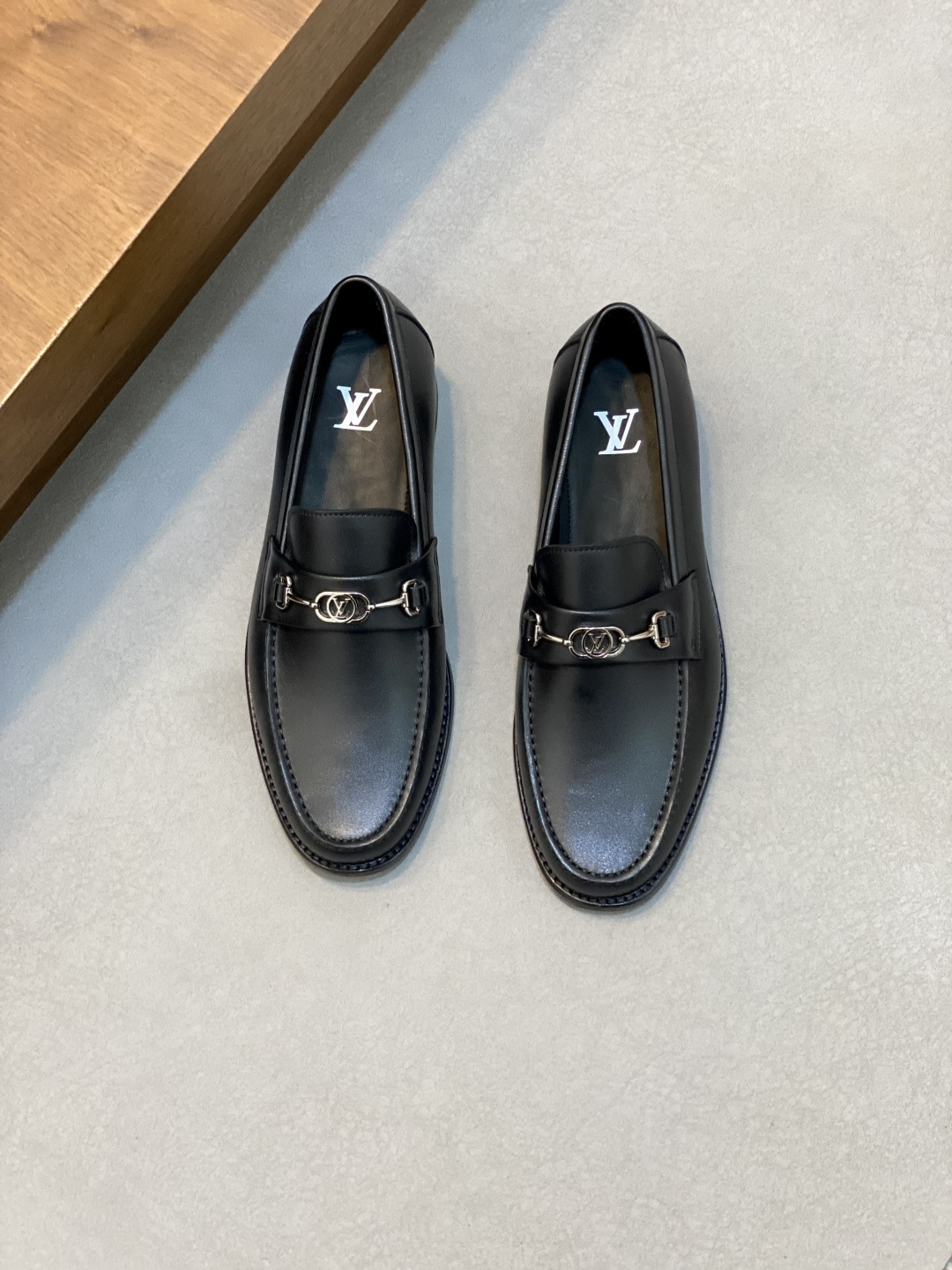 NO:341127,LV GLOVE pedal loafers, top quality products from Dongguan, available in stock!  This LV Glove loafer is made of selected soft crystal sheep leather, with a slightly wrinkled texture and a very high-end texture. Each pair is unique. The leather surface is light, soft and glutinous, with a delicate texture and good luster. Classic loafer style, exquisite handmade mark stitching technology toe, highlighting the classic style with square toe configuration. Horizontal decorative strips are hot stamped with LV three-dimensional letters, semi-solid handcraft and leather outsole, and rubber heels create wear resistance and comfort experience. One of the must-have loafers for men!  With full set of original packaging!  Size 39-40-41-42-43-44 (45 customized) standard leather shoes size, Louis Vuitton leather shoes, louis vuitton, louis vuitton, loafers, sheepskin, Leather soles19860909LV GLOVE 一脚蹬乐福鞋 莞产顶级精品,现货发售！ 这款LV Glove 乐福鞋采用精选柔软水晶羊皮革制成,肌理感微皱皮面,很高级的纹理感,每一双都是独一无二的存在,皮面轻软柔糯,质感细腻光泽好,经典乐福鞋款式,鞋头精致手工马克缝线工艺,以方头构型彰显经典格调.横饰带烫印LV立体字母,半固体手工工艺和真皮大底,后跟橡胶贴片营造耐磨性能和舒适体验.男士必备乐福鞋之一！配全套原包装！ 码数39-40-41-42-43-44（45订做）标准皮鞋码,路易威登 皮鞋,louis vuitton,louis vuitton,loafers,sheepskin,Leather soles,Men's shoes