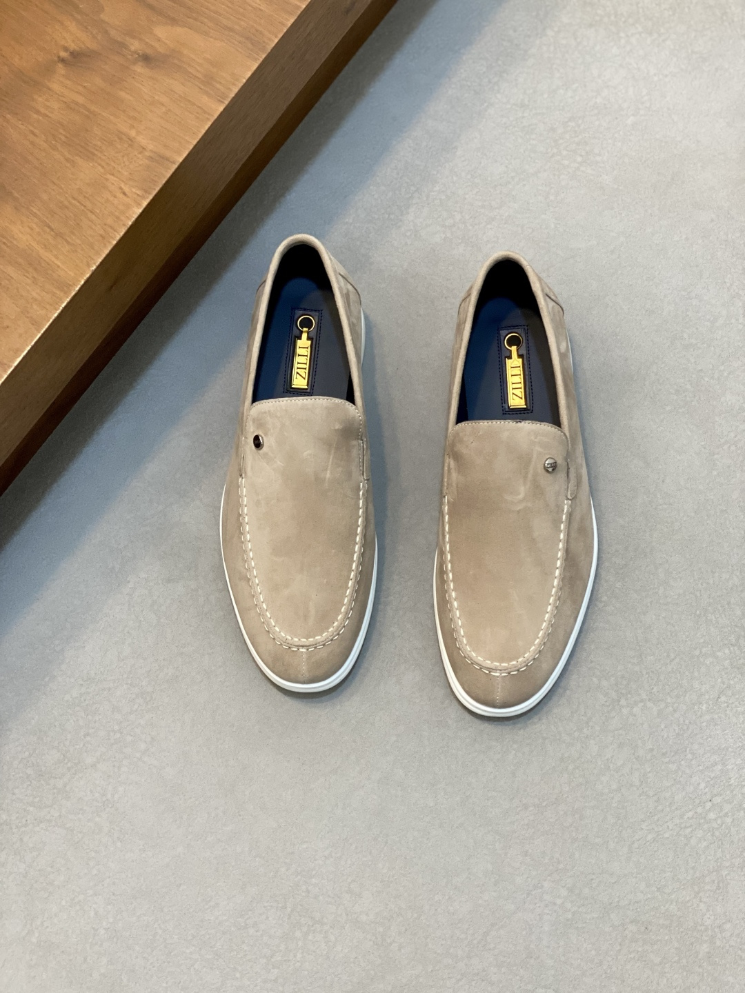 NO:341585,ZILLI French luxury men's shoes ZILLI is a simple style that suits you. It has both spirit and shape, and writes the charm of men. Between the edges and corners, the style is displayed, and high-quality calfskin is used, comfortable and soft. The body is hollowed out, so that the feet are always refreshing and breathable in summer. The insole is made of natural latex material, and the foot feels more comfortable. size39-44 (customized by 38.45.46), ZILLI, cowhide19860909ZILLI法国顶奢男鞋ZILLI目之所及简约风貌随心而行.神形兼备,谱写男士魅力.棱角之间,展述风格,选用优质小牛皮,舒适 柔软 鞋身镂空设计,夏季穿着时刻保持双脚清爽透气 鞋垫采用天然乳胶材质脚感更加舒适 size39-44（38.45.46定制）,ZILLI,cowhide,Men's shoes