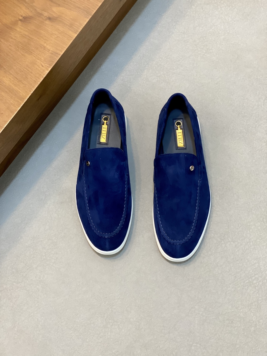 NO:353937,ZILLI French luxury men's shoes ZILLI is a simple style that suits you. It has both spirit and shape, and writes the charm of men. Between the edges and corners, the style is displayed, and high-quality calfskin is used, comfortable and soft. The body is hollowed out, so that the feet are always refreshing and breathable in summer. The insole is made of natural latex material, and the foot feels more comfortable. size39-44 (customized by 38.45.46), cowhide19860909ZILLI法国顶奢男鞋ZILLI目之所及简约风貌随心而行.神形兼备,谱写男士魅力.棱角之间,展述风格,选用优质小牛皮,舒适 柔软 鞋身镂空设计,夏季穿着时刻保持双脚清爽透气 鞋垫采用天然乳胶材质脚感更加舒适 size39-44（38.45.46定制）,,cowhide,Men's shoes