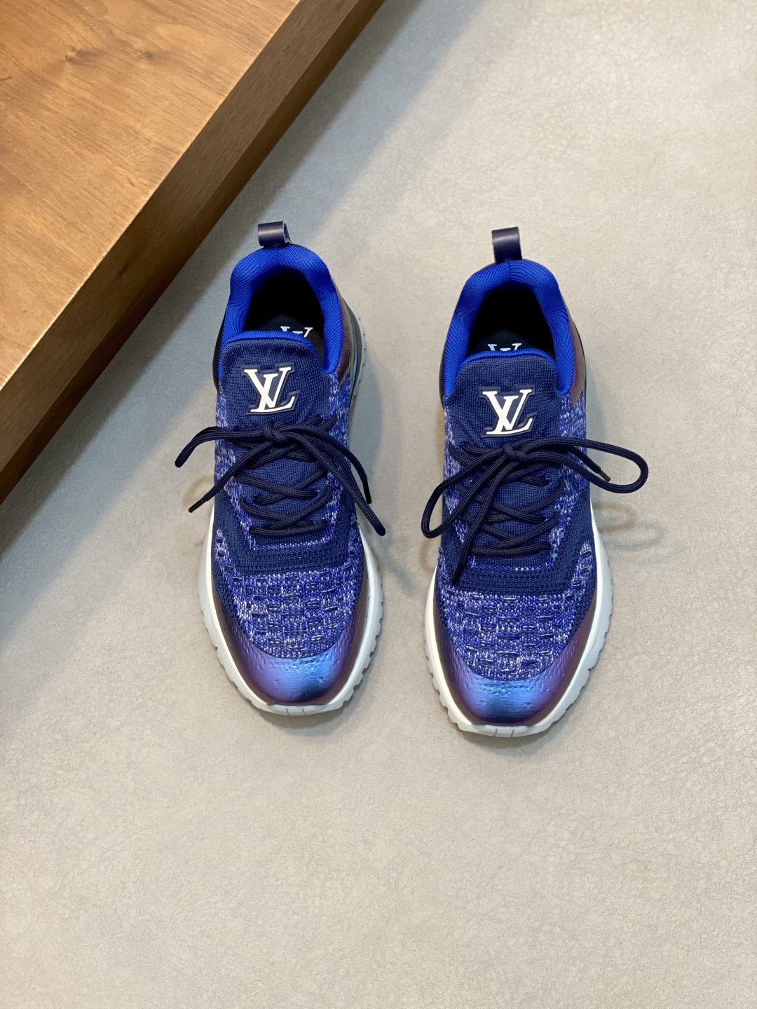 NO:341271,LV Beverly Hills sneakers choose texture Monogram flying fabric upper logo glued technology, topic Men's series style. Imported IP foamed outsole Elegant upper and dynamic ultralight rubber outsole collide with texture, Louis Vuitton logo embellishes the back and outsole of the shoe. SIZE 39-44 (custom made in 38 and 45), Louis Vuitton, louis vuitton, louis vuitton, sneakers19860909LV 本款 Beverly Hills 运动鞋选取质感 Monogram飞织面料 鞋面Logo滴胶工艺,点题 男士系列风尚.进口IP发泡大底 雅致鞋面与动感超轻橡胶外底碰撞质感,路易威登标识点缀鞋后和外底. SIZE 39-44（38、45订做）,路易威登,louis vuitton,louis vuitton,sneakers,Men's shoes