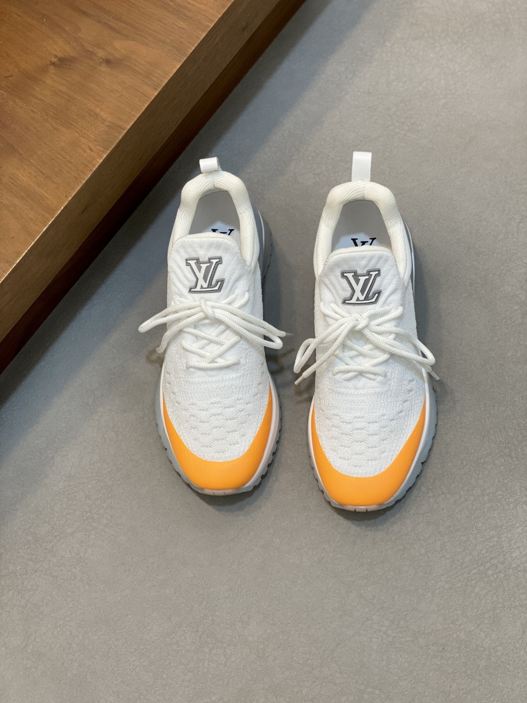 NO:341277,LV Beverly Hills sneakers choose texture Monogram flying fabric upper logo glued technology, topic Men's series style. Imported IP foamed outsole Elegant upper and dynamic ultralight rubber outsole collide with texture, Louis Vuitton logo embellishes the back and outsole of the shoe. SIZE 39-44 (custom made in 38 and 45), Louis Vuitton, louis vuitton, louis vuitton, sneakers19860909LV本款 Beverly Hills 运动鞋选取质感 Monogram飞织面料 鞋面Logo滴胶工艺,点题 男士系列风尚.进口IP发泡大底 雅致鞋面与动感超轻橡胶外底碰撞质感,路易威登标识点缀鞋后和外底. SIZE 39-44（38、45订做）,路易威登,louis vuitton,louis vuitton,sneakers,Men's shoes