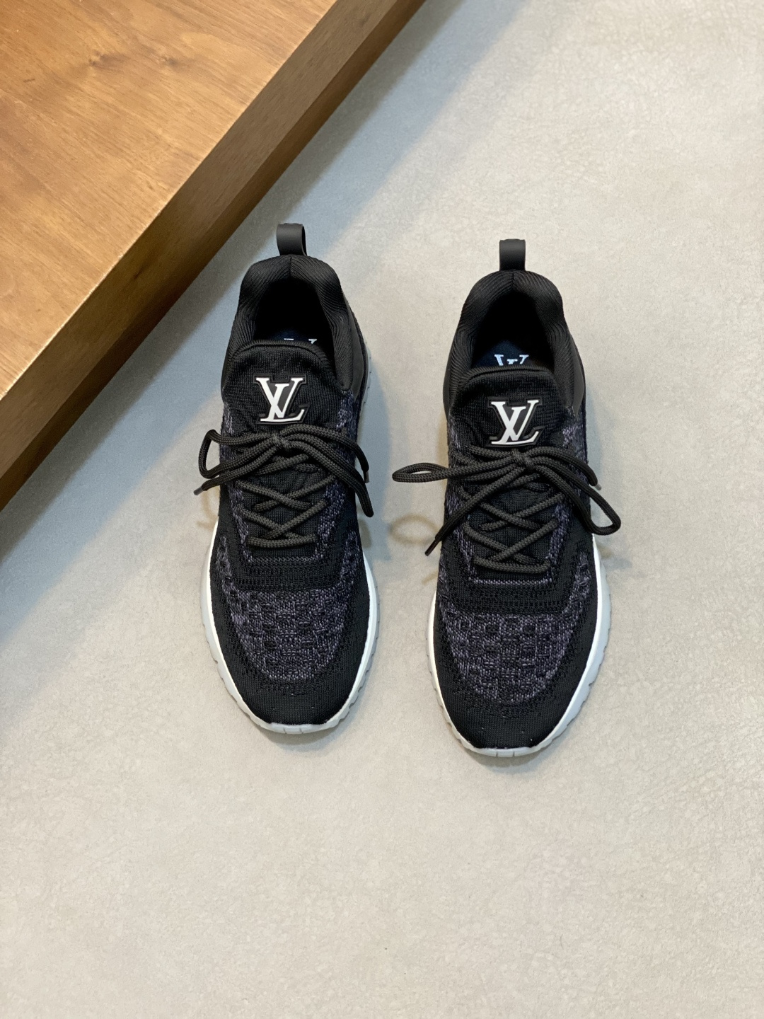 NO:510692,LV Beverly Hills sneakers choose texture Monogram flying fabric upper logo glued technology, topic Men's series style. Imported IP foamed outsole Elegant upper and dynamic ultralight rubber outsole collide with texture, Louis Vuitton logo embellishes the back and outsole of the shoe. SIZE 39-44 (custom made in 38 and 45), Louis Vuitton, louis vuitton, louis vuitton, sneakers19860909LV本款 Beverly Hills 运动鞋选取质感 Monogram飞织面料 鞋面Logo滴胶工艺,点题 男士系列风尚.进口IP发泡大底 雅致鞋面与动感超轻橡胶外底碰撞质感,路易威登标识点缀鞋后和外底. SIZE 39-44（38、45订做）,路易威登,louis vuitton,louis vuitton,sneakers,Men's shoes