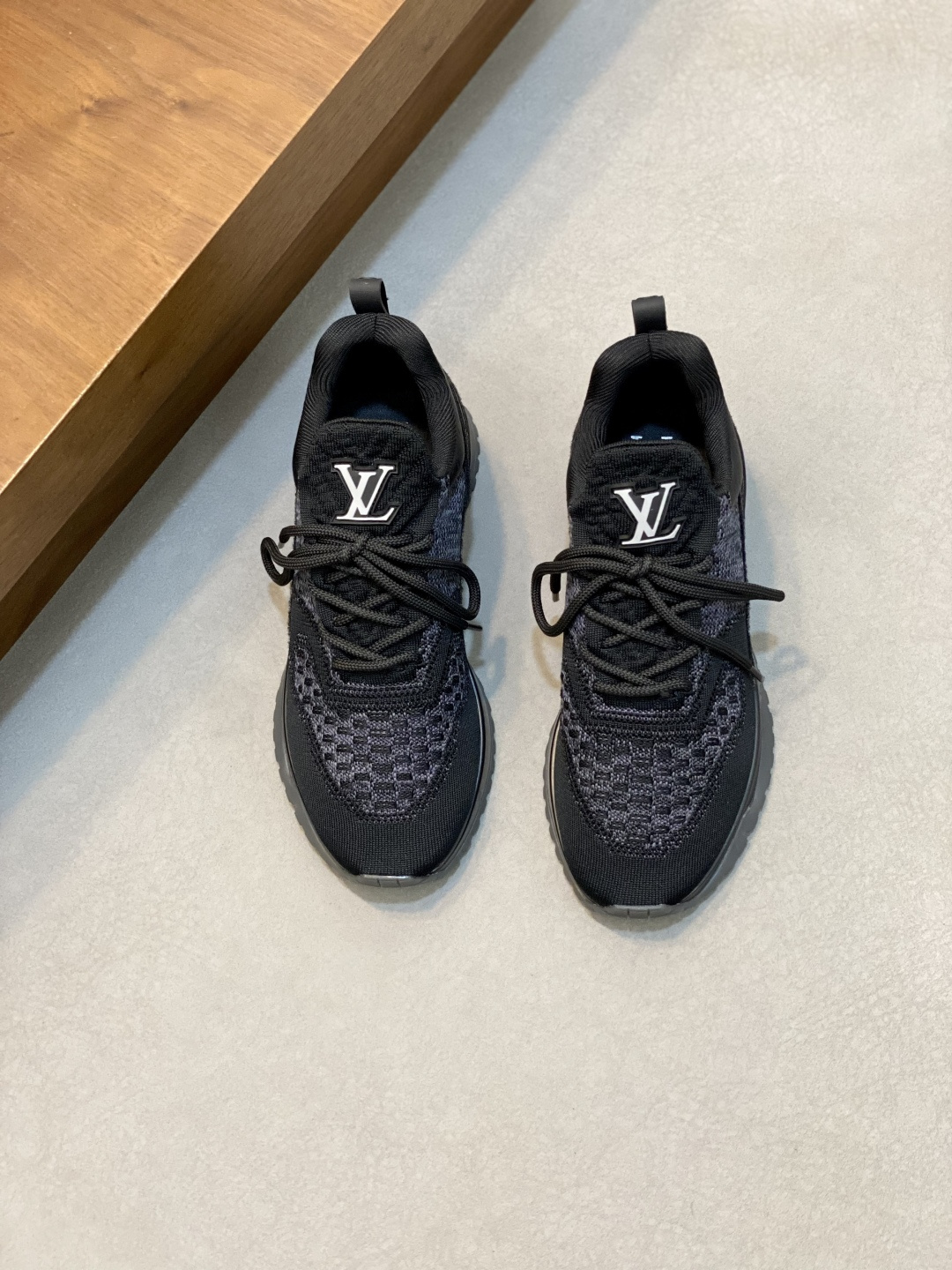 NO:341265,LV Beverly Hills sneakers choose texture Monogram flying fabric upper logo glued technology, topic Men's series style. Imported IP foamed outsole Elegant upper and dynamic ultralight rubber outsole collide with texture, Louis Vuitton logo embellishes the back and outsole of the shoe. SIZE 39-44 (custom made in 38 and 45), Louis Vuitton, louis vuitton, louis vuitton, sneakers19860909LV本款 Beverly Hills 运动鞋选取质感 Monogram飞织面料 鞋面Logo滴胶工艺,点题 男士系列风尚.进口IP发泡大底 雅致鞋面与动感超轻橡胶外底碰撞质感,路易威登标识点缀鞋后和外底. SIZE 39-44（38、45订做）,路易威登,louis vuitton,louis vuitton,sneakers,Men's shoes