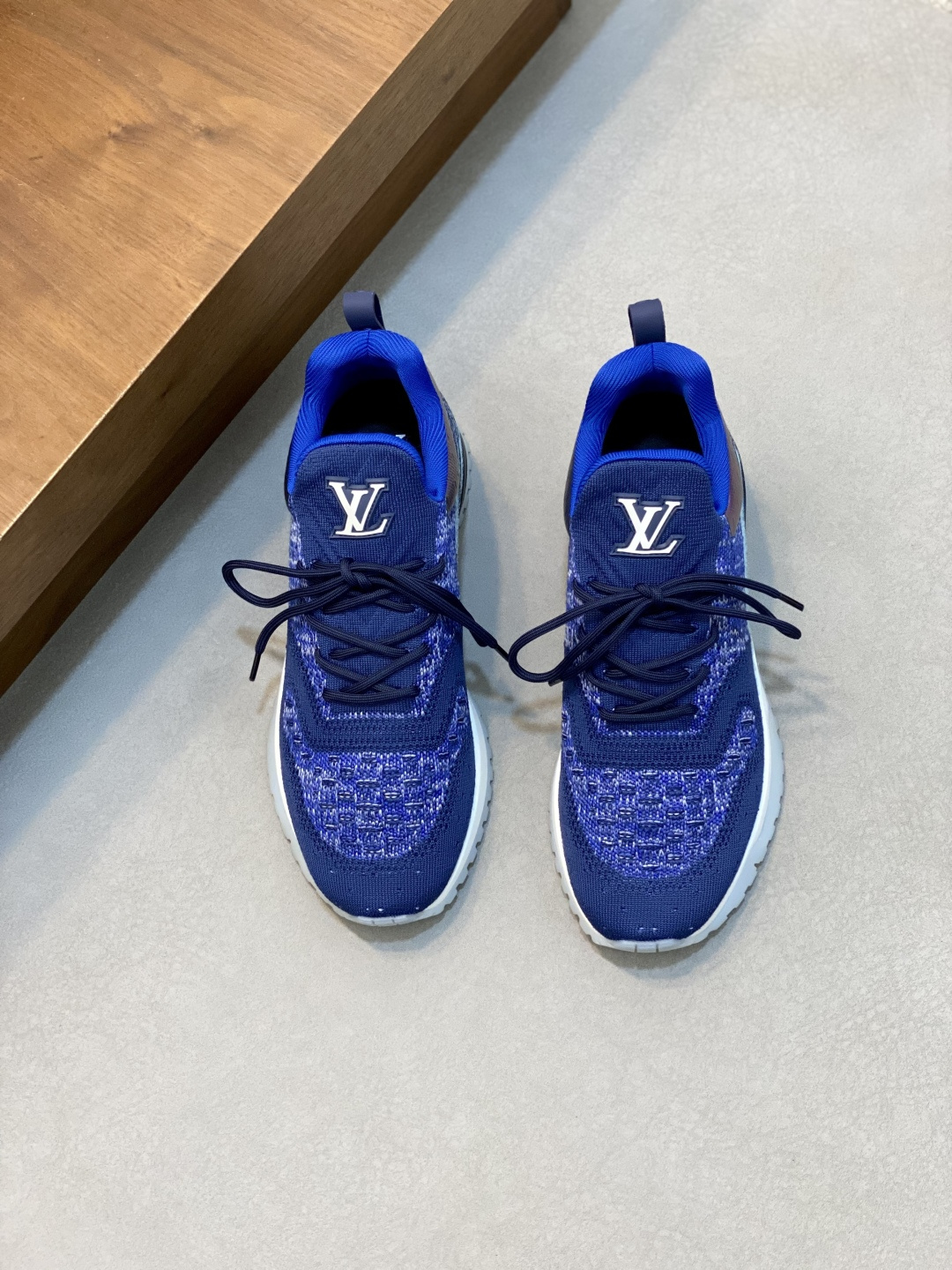 NO:341283,LV Beverly Hills sneakers choose texture Monogram flying fabric upper logo glued technology, topic Men's series style. Imported IP foamed outsole Elegant upper and dynamic ultralight rubber outsole collide with texture, Louis Vuitton logo embellishes the back and outsole of the shoe. SIZE 39-44 (custom made in 38 and 45), Louis Vuitton, louis vuitton, louis vuitton, sneakers19860909LV 本款 Beverly Hills 运动鞋选取质感 Monogram飞织面料 鞋面Logo滴胶工艺,点题 男士系列风尚.进口IP发泡大底 雅致鞋面与动感超轻橡胶外底碰撞质感,路易威登标识点缀鞋后和外底. SIZE 39-44（38、45订做）,路易威登,louis vuitton,louis vuitton,sneakers,Men's shoes