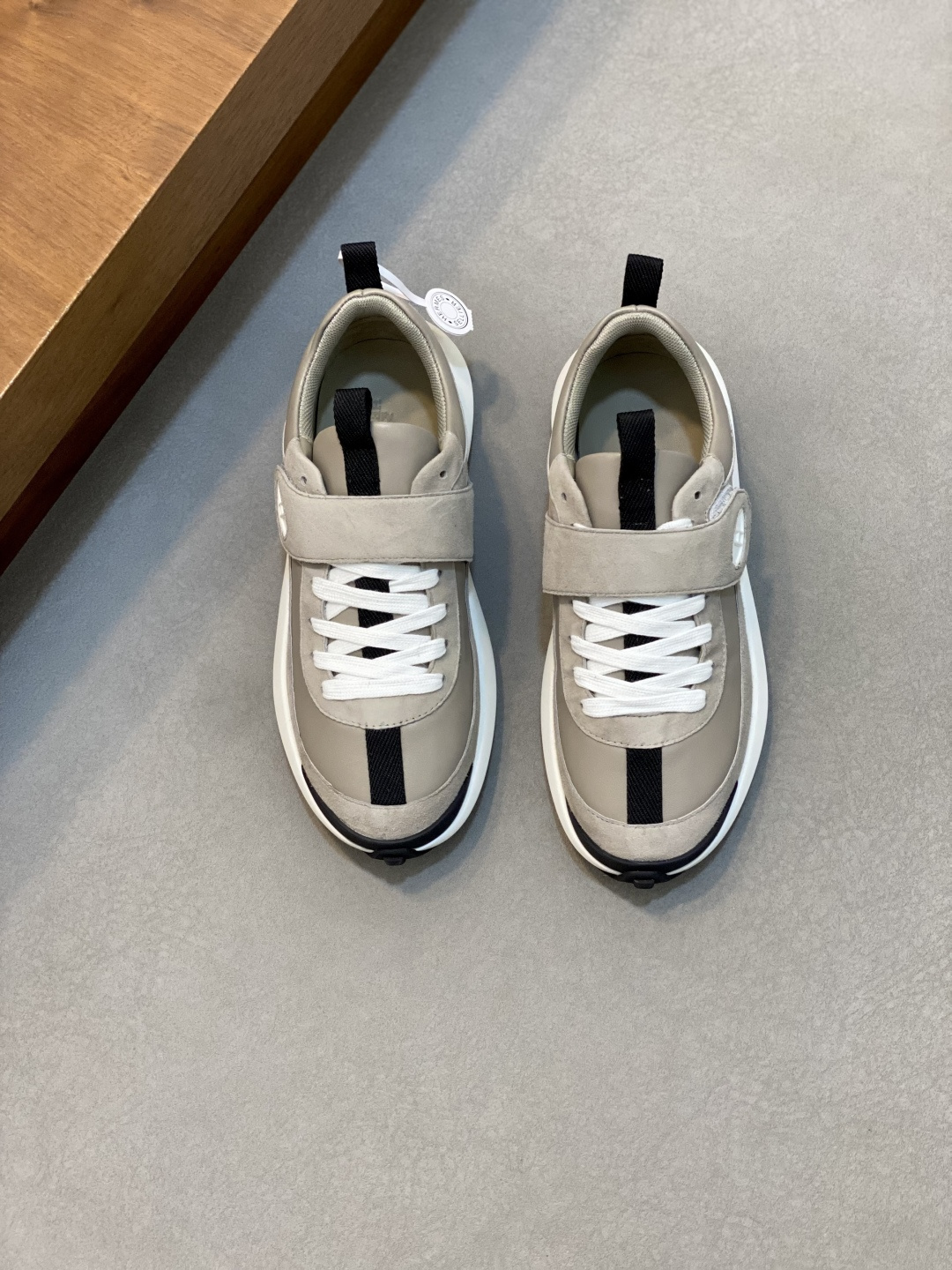 NO:341288,HERMES/HERMES Leader sneakers!  Multi-color spliced ​​high-tech twill, calfskin and suede goatskin sneakers. Light geometric soles for a stylish urban look. Product details White and orange rubber soles Black rubber soles, orange rubber inlay light natural leather inlay white rubber toe Beige lambskin insole and lining Cotton straps, rubber lettering Sole height: 4cm Size 35-45 (customized for men's 38.45), Hermes casual shoes, hermes, hermes, sneakers, cowhide, sheepskin, chamois leather19860909HERMES/爱马仕 Leader运动鞋！ 多色拼接高科技斜纹、小牛皮和麂皮山羊皮运动鞋.轻盈几何鞋底,打造时尚都市造型. 产品详情 白色和橙色橡胶鞋底 黑色橡胶鞋底,橙色橡胶嵌饰浅自然色皮革嵌饰白色橡胶鞋头 米色羊羔皮内底和内衬 棉质饰带,橡胶字样 鞋底高度:4cm 尺码35-45（男款38.45订做）,爱马仕 休闲鞋,hermes,hermes,sneakers,cowhide,sheepskin,chamois leather,Men's shoes