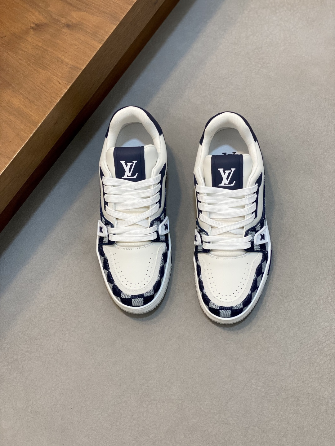 NO:341240,New LV TRAINER Men's Sports Shoes Ship This LV Trainer sneakers are embossed mini Monogram patterns in shiny lacquered cowhide leather, continuing Virgil Abloh's creative reshaping of retro basketball shoes with harmonious tones and classic configurations. The upper is integrated with contrasting rubber logos, rubber LV letters and Vuitton logos to establish recognition, and the technological outsole blooms Monogram flowers. The tongue and heel are decorated with rubber LV letters, and the outsole is decorated with Monogram flowers, a classic and complex upper, and fabric inner footbed, which continues the comfort experience of this series. It is equipped with a full set of packaging dust bags in the original box!  Size 39-40-41-42-43-44 Standard leather shoe size (38/45/46 can be customized and does not support return and exchange), Louis Vuitton, louis vuitton, louis vuitton, sneakers, cowhide19860909新款LV TRAINER 男士运动鞋出货 本款LV Trainer运动鞋为亮泽漆面牛皮革压印迷你Monogram图案,以和谐色调和经典构型延续Virgil Abloh对复古篮球鞋的创意重塑.鞋面融入撞色橡胶标识,橡胶 LV 字母和 Vuitton 标识树立辨识度,科技外底绽放 Monogram 花卉.鞋舌及后跟饰有橡胶 LV 字母,外底饰有 Monogram 花卉,经典繁复鞋面,织物内里垫脚,延续此系列舒适体验.配原盒全套包装防尘袋！ 码数39-40-41-42-43-44 标准皮鞋码（38/45/46可定做不支持退换货）,路易威登,louis vuitton,louis vuitton,sneakers,cowhide,Men's shoes