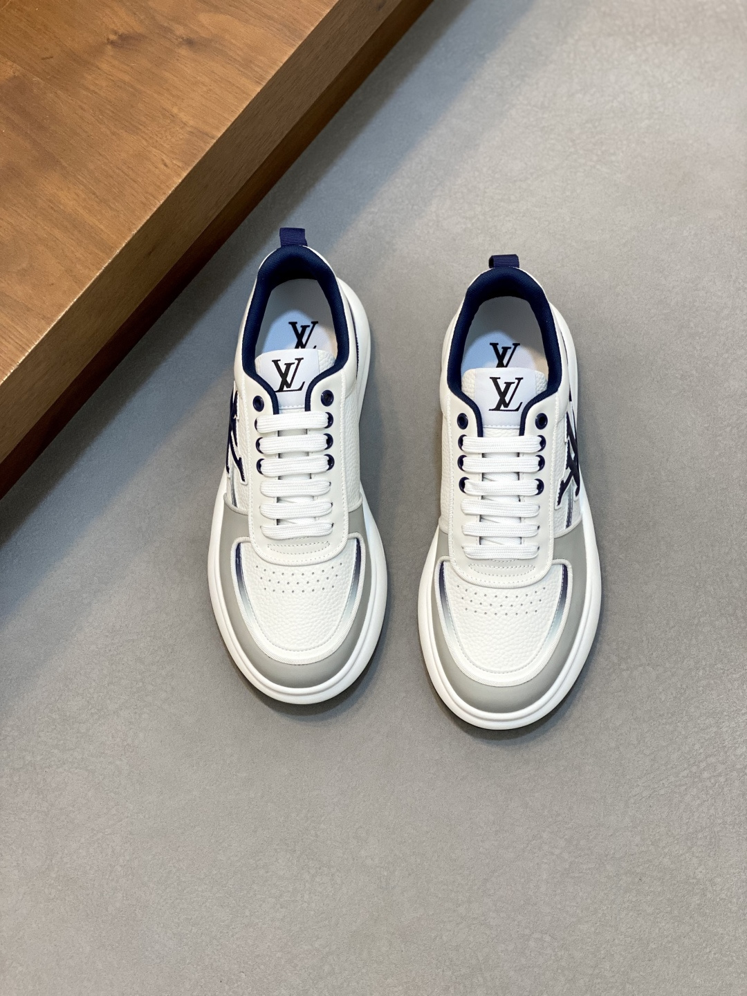 NO:575544,Lv top purchasing agent Louis Vuitton, sports sneakers counter synchronization, uppers imported from Italy, high-quality splicing colorful and complex crafts, imported mesh padding soft and comfortable, original soles specially provided by the original factory, TPU exclusive movable molded soles super comfortable, original factory follow-up goods, high quality, you can enter and exit the counter at will, welcome to compare, code number 38-44 (customized 45), Louis Vuitton, louis vuitton, louis vuitton19860909Lv 顶级代购 路易威登,运动板鞋专柜同步,鞋面意大利进口,高品质拼接缤纷色彩复杂工艺品,进口网布里垫柔软舒适,鞋底原厂特供原版底,TPU独家活动成型底超级舒适,原厂跟单货,高品质,可随意进出专柜,欢迎对比,码数 38-44（订做 45）,路易威登,louis vuitton,louis vuitton,Men's shoes