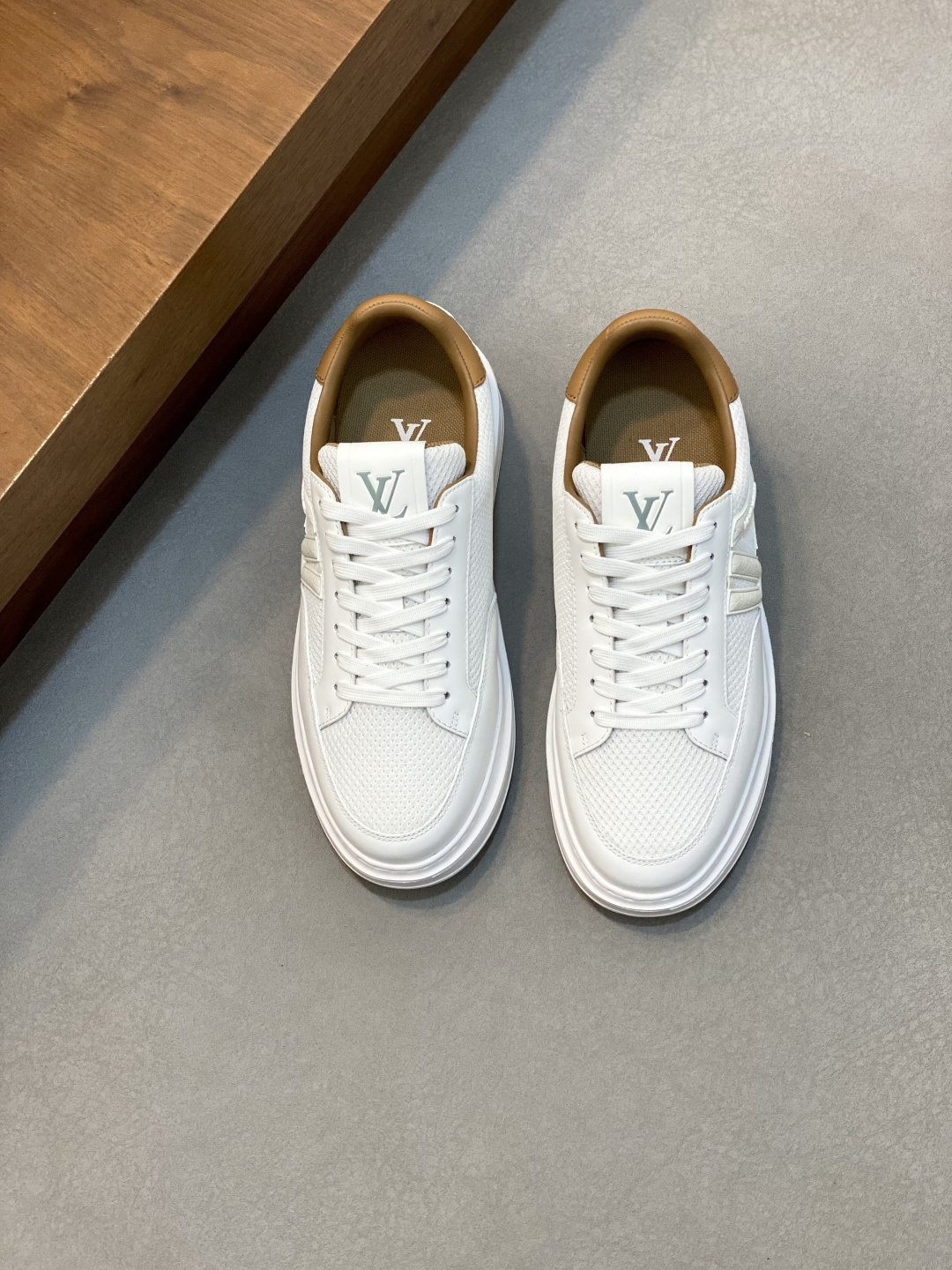 NO:578782,LV's top purchasing agent, road street hero's popular sports sneakers counter synchronization, uppers imported from Italy cowhide fabrics, high-quality complex splicing crafts, imported water-dyed cowhide lining cowhide foot pads, original soles specially provided by the factory, TPU exclusive movable molded soles super comfortable, original factory follow-up goods, high quality, you can enter and leave the counter at will, welcome to compare, code number 39-44 (order 38 45), Louis Vuitton, Louis Vuitton, Louis  vuitton,cowhide19860909LV顶级代购 路 炸街男神爆款运动板鞋专柜同步,鞋面意大利进口牛皮面料,高品质复杂拼接工艺品,进口水染牛皮内里牛皮垫脚 鞋底原厂特供原版底,TPU独家活动成型底超级舒适,原厂跟单货,高品质,可随意进出专柜,欢迎对比,码数 39-44（订 38 45）,路易威登,louis vuitton,louis vuitton,cowhide,Men's shoes