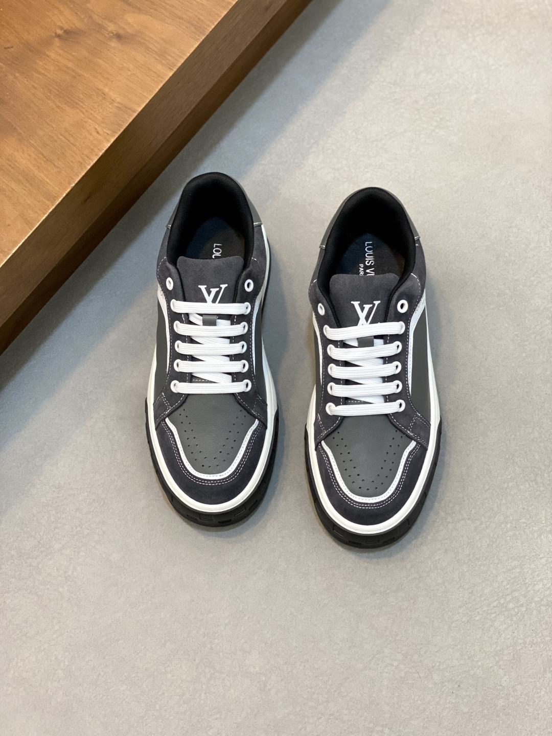 NO:341500,LV new high-end casual sneakers for men, using imported top-layer cowhide silk-print brand lougou, original outsole, wear-resistant and comfortable, Monogram lougou embellished with rubber outsole, breathable leather inner lining, versatile and classic style!  Size38-44 (38, 45, 46 customized), Louis Vuitton, louis vuitton, louis vuitton, sneakers, cowhide19860909LV 新品男士高端休闲运动鞋,选用进口头层牛皮丝印品牌lougou,原版大底,耐磨舒适,Monogram lougou点缀橡胶外底,透气皮内里,百搭经典款式！ Size38-44（38、45、46 定做）,路易威登,louis vuitton,louis vuitton,sneakers,cowhide,Men's shoes