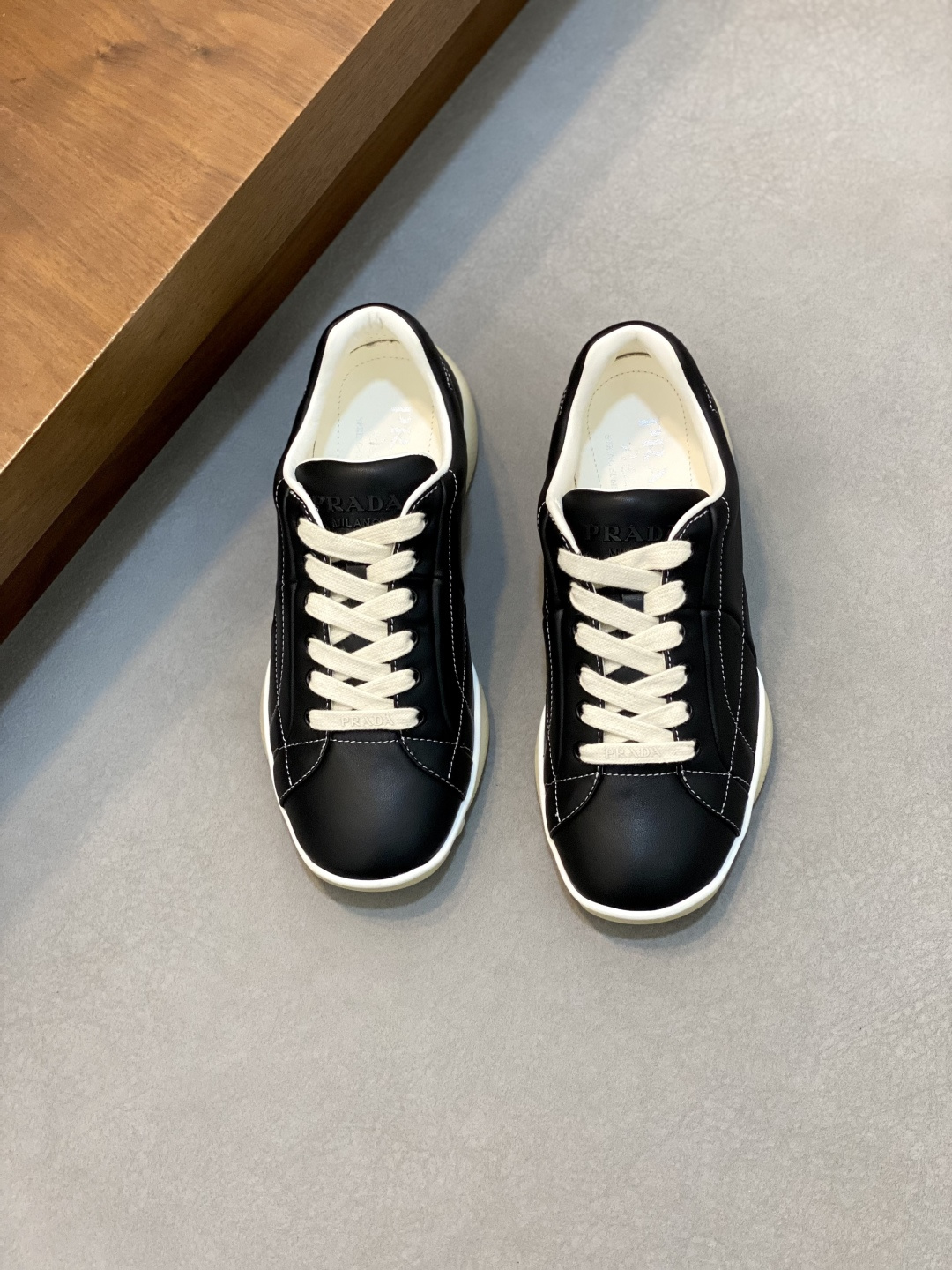 NO:353519,Prada/Prada New Men's Stitched Casual Sports Shoes This sneaker outlines a unique geometric texture with exquisite stitching craftsmanship, and contemporary lines and details reinterpret the classic sports style. It uses a super soft and tough sheepskin upper, with full sheepskin footbed inside, light and breathable, practical and versatile. The tongue is decorated with Prada Milano logo, logo printed embellishment of shoelaces, and matched with 2.5cm two-color rubber sole to create a comfortable wearing experience. It is equipped with a full set of original packaging dust bags!  Size 39-40-41-42-43-44 Standard leather shoes size (/45 can be customized but does not support return and exchange), prada, prada, sneakers, sheepskin19860909Prada/普拉达 新款男士拼接休闲运动鞋 这款运动鞋以精湛的缝线工艺勾勒出别具一格的几何纹理,当代风格线条与细节重新演绎经典的运动风格.采用超柔超韧羊皮鞋面,内里垫脚全羊皮,轻便透气,实用百搭,鞋舌饰以Prada Milano标识,徽标印花点缀鞋带,搭配2.5cm双色橡胶鞋底,缔造舒适的穿着体验.配全套原包装防尘袋！ 码数39-40-41-42-43-44 标准皮鞋尺码（/45可定做但不支持退换）,,prada,prada,sneakers,sheepskin,Men's shoes