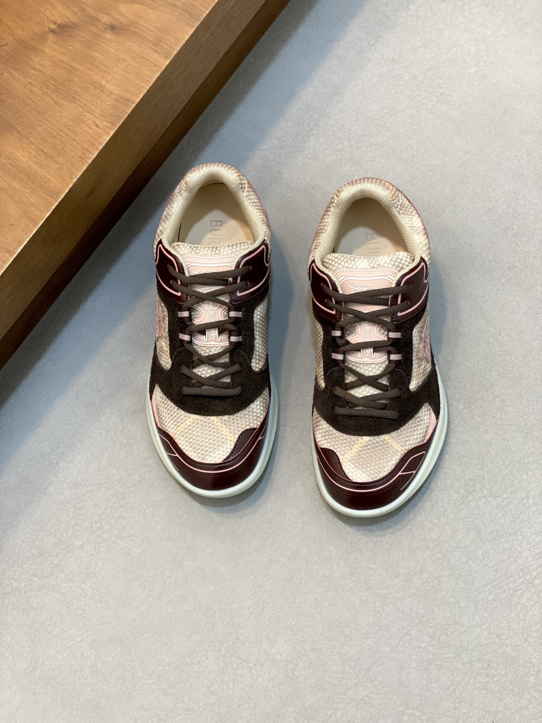 NO:341285,Burberry/Burberry New plaid knitted Neptune sneakers for men This sneaker is made of knitted fabric, paired with breathable sock-style upper, embellished with a knitted Burberry checked design. The upper is integrated with a plaid lace drawstring opening and closing design, with a B-shaped shield buckle, a cowhide footbed with brand logo embossed, and a rubber sole decorative wrap-around large equestrian knight logo (EKD). The Burberry classic series interprets the essential styles of the wardrobe in a distinct brand style!  Lightweight, comfortable and breathable on the feet!  With original box packaging dust bag!  Size 39-40-41-42-43-44 Standard leather shoes size (45 can be customized but does not support return and exchange), Burberry casual shoes, burberry, burberry, sneakers, cowhide19860909Burberry/巴宝莉 男士新款格纹针织 Neptune 运动鞋 这款运动鞋采用针织面料制成,搭配透气袜式鞋面,点缀针织 Burberry 格纹设计.鞋面融入格纹鞋带抽绳开合设计,设有 B 字型盾牌栓扣,牛皮垫脚饰有品牌logo压纹,橡胶鞋底装饰围裹式大号马术骑士徽标（EKD）.Burberry 经典之作系列,以鲜明品牌风格诠释衣橱必备款式！上脚轻便舒适透气！配原盒包装防尘袋！ 码数39-40-41-42-43-44 标准皮鞋尺码（45可定做但不支持退换）,巴宝莉 休闲鞋,burberry,burberry,sneakers,cowhide,Men's shoes