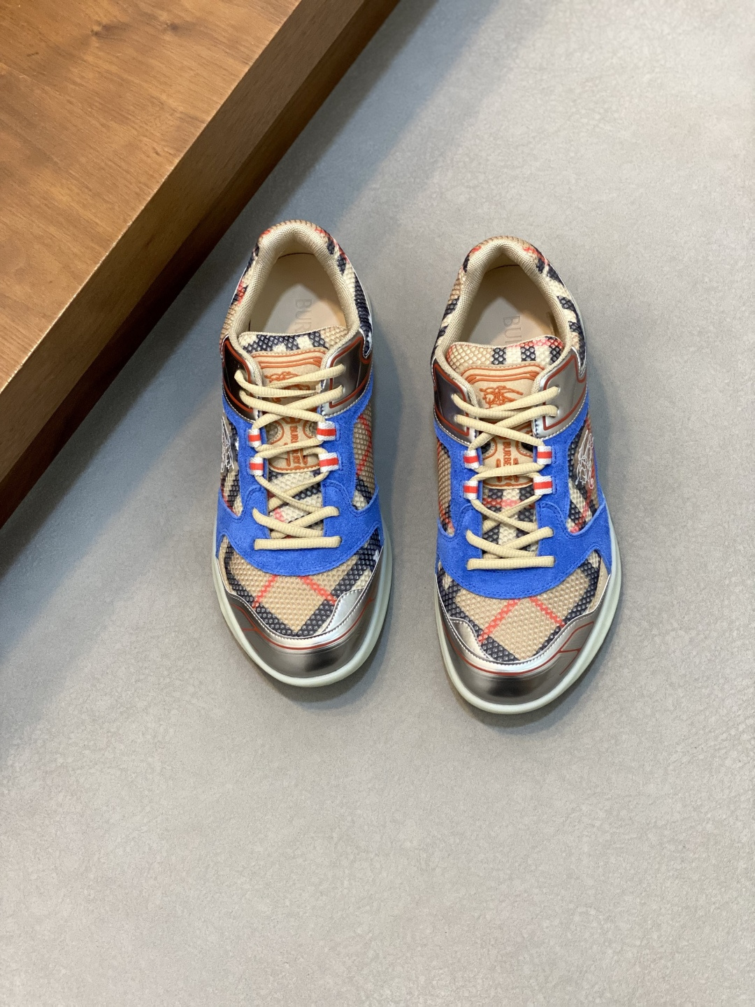 NO:355324,Burberry/Burberry New plaid knitted Neptune sneakers for men. This sneaker is made of knitted fabric, paired with breathable sock-style upper, embellished with a knitted Burberry checked design. The upper is integrated with a plaid lace drawstring opening and closing design, with a B-shaped shield buckle, a cowhide footbed with brand logo embossed, and a rubber sole decorative wrap-around large equestrian knight logo (EKD). The Burberry classic series interprets the essential styles of the wardrobe in a distinct brand style!  Lightweight, comfortable and breathable on the feet!  With original box packaging dust bag!  Size 39-40-41-42-43-44 Standard leather shoes size (45 can be customized but does not support return and exchange), burberry, burberry, sneakers, cowhide19860909Burberry/巴宝莉 男士新款格纹针织 Neptune 运动鞋 这款运动鞋采用针织面料制成,搭配透气袜式鞋面,点缀针织 Burberry 格纹设计.鞋面融入格纹鞋带抽绳开合设计,设有 B 字型盾牌栓扣,牛皮垫脚饰有品牌logo压纹,橡胶鞋底装饰围裹式大号马术骑士徽标（EKD）.Burberry 经典之作系列,以鲜明品牌风格诠释衣橱必备款式！上脚轻便舒适透气！配原盒包装防尘袋！ 码数39-40-41-42-43-44 标准皮鞋尺码（45可定做但不支持退换）,,burberry,burberry,sneakers,cowhide,Men's shoes